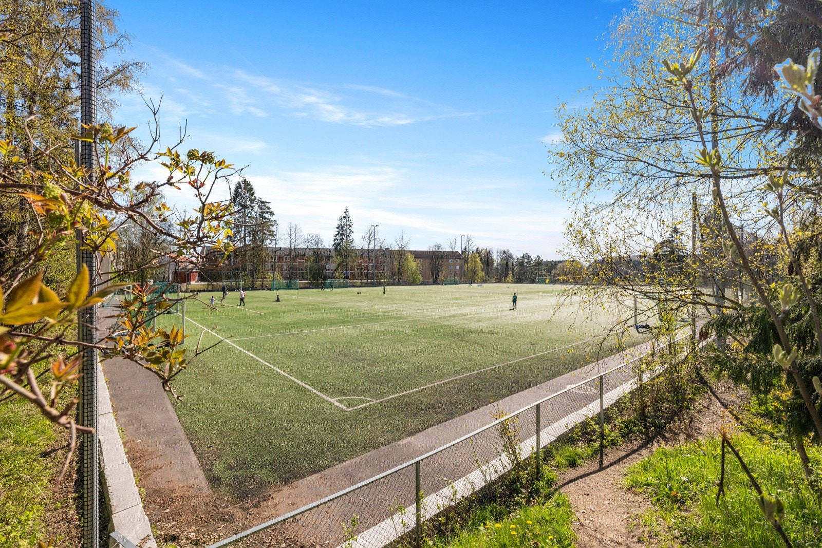 Det er flere fotballbaner i umiddelbar nærhet og et aktivt idrettsmiljø i nærområdet Galleribilde