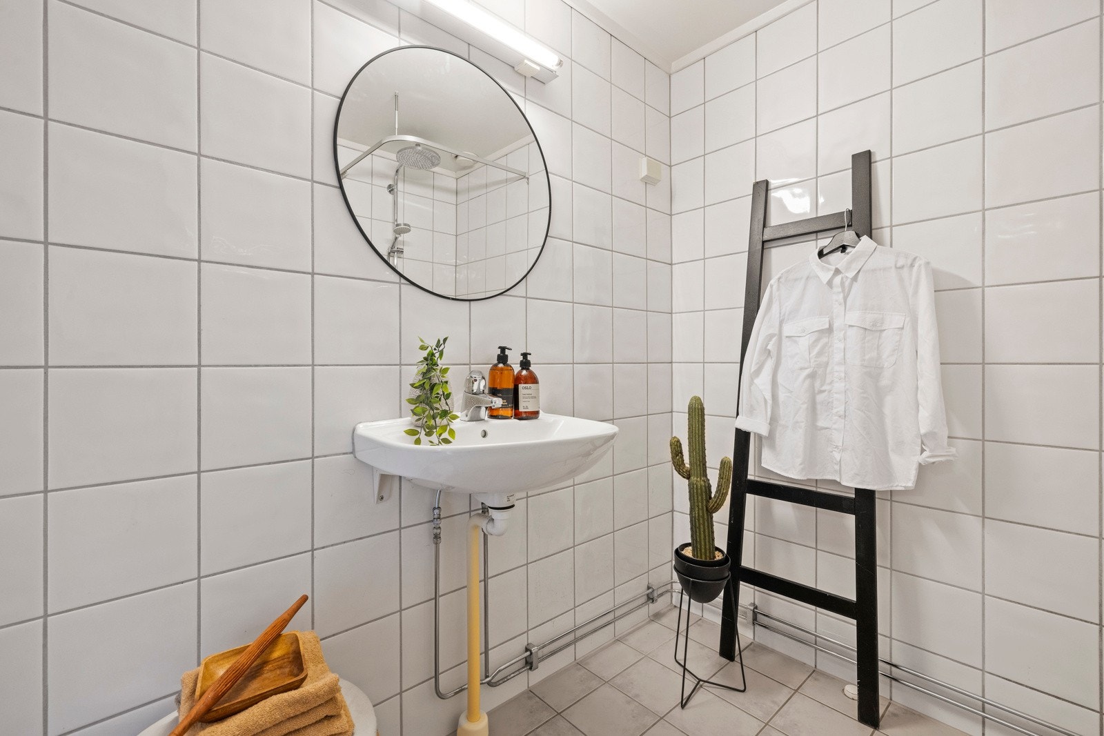 Badet har flislagte vegger og gulv, samt malt himling Galleribilde