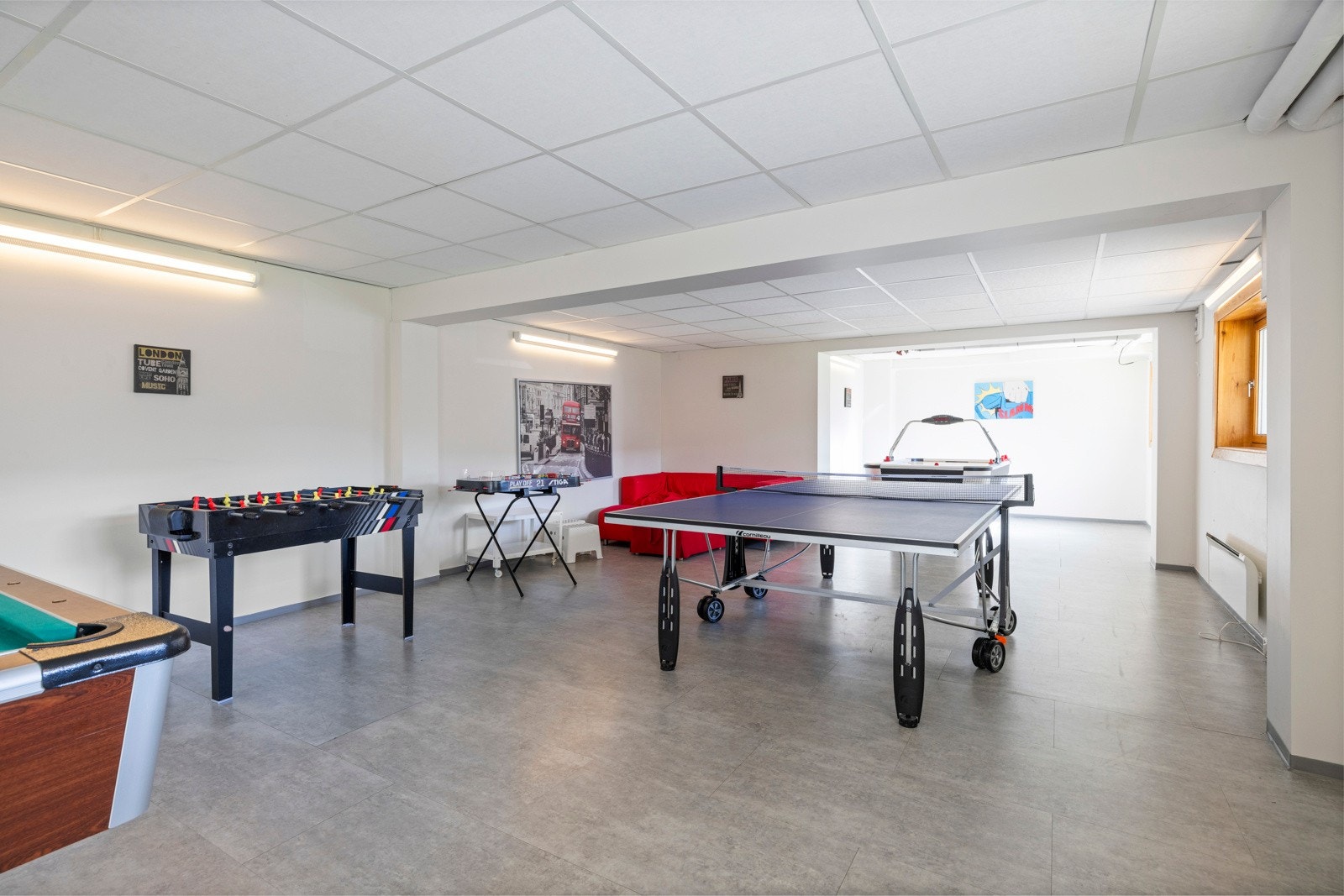 Hobbyrom med biljardbord, airhockey, bordtennis med mer i underetasjen i blokka kan brukes av alle beboerne Galleribilde