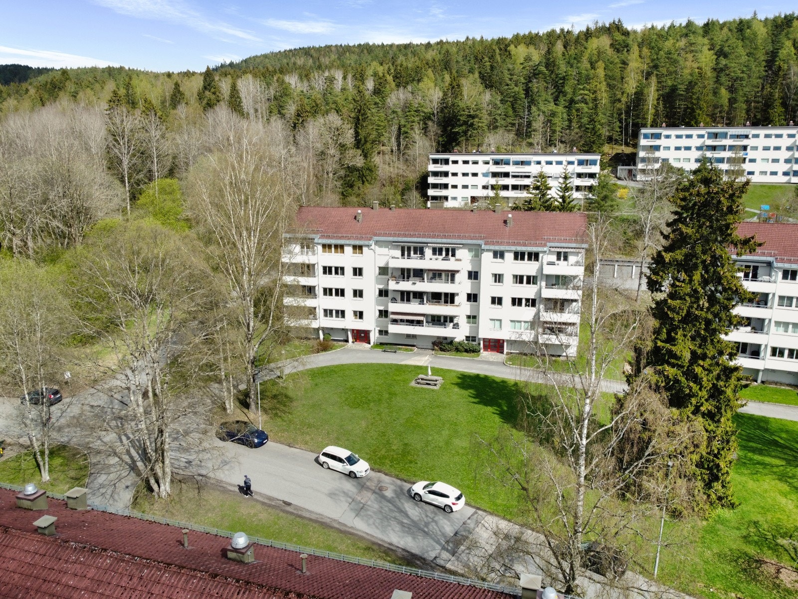 Marka med fantastiske løyper og stier rett utenfor døren. Området er veldig populært blant både barnefamilier og mennesker med sans for trening og friluftsliv Galleribilde