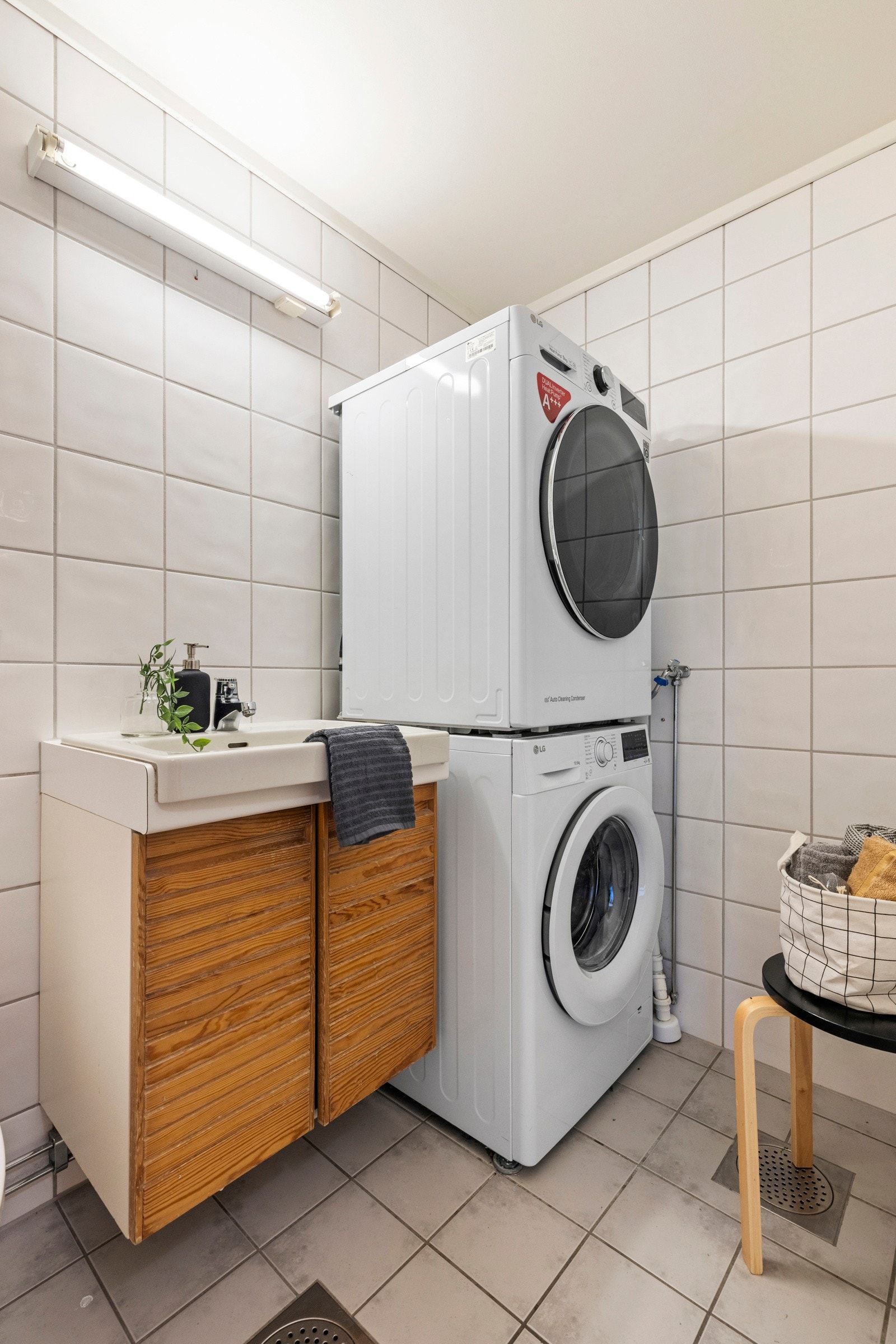 Bad/wc nummer to brukes i dag som vaskerom. Badet er innredet med servant med profilerte fronter, gulvstående toalett og opplegg for vaskemaskin og tørketrommel Galleribilde