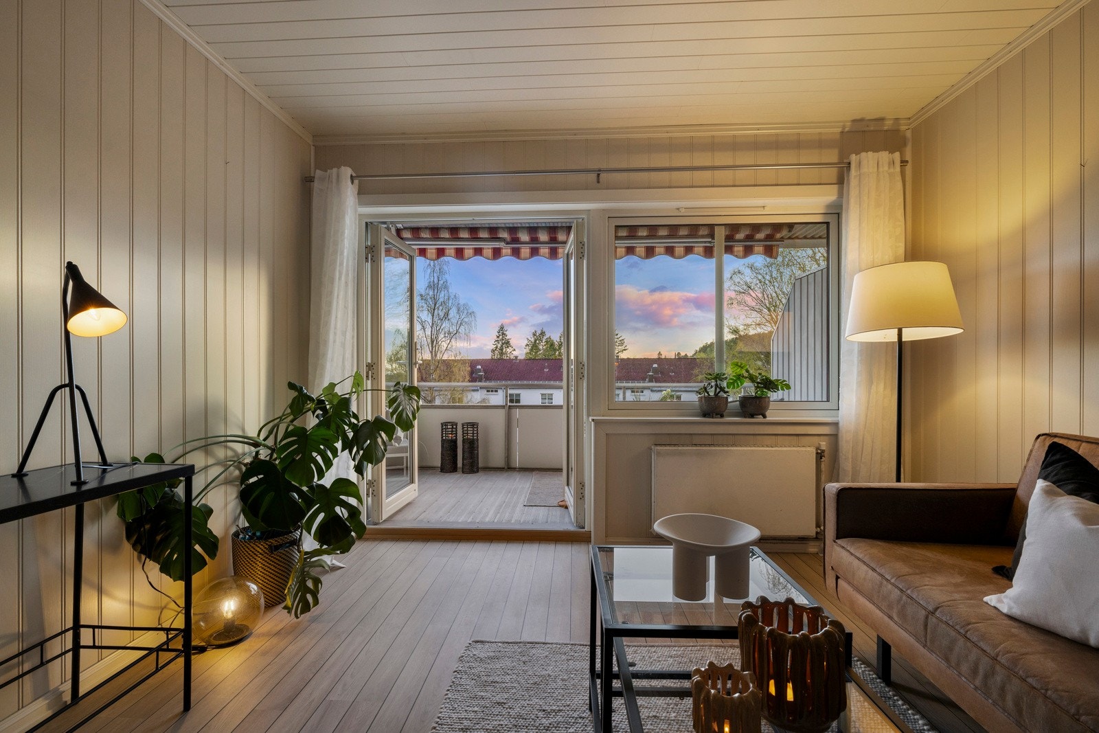 Store vindusflater som slipper inn mye lys. Dobbeltdør ut til sydvestvendt balkong på ca. 7,8 m² Galleribilde