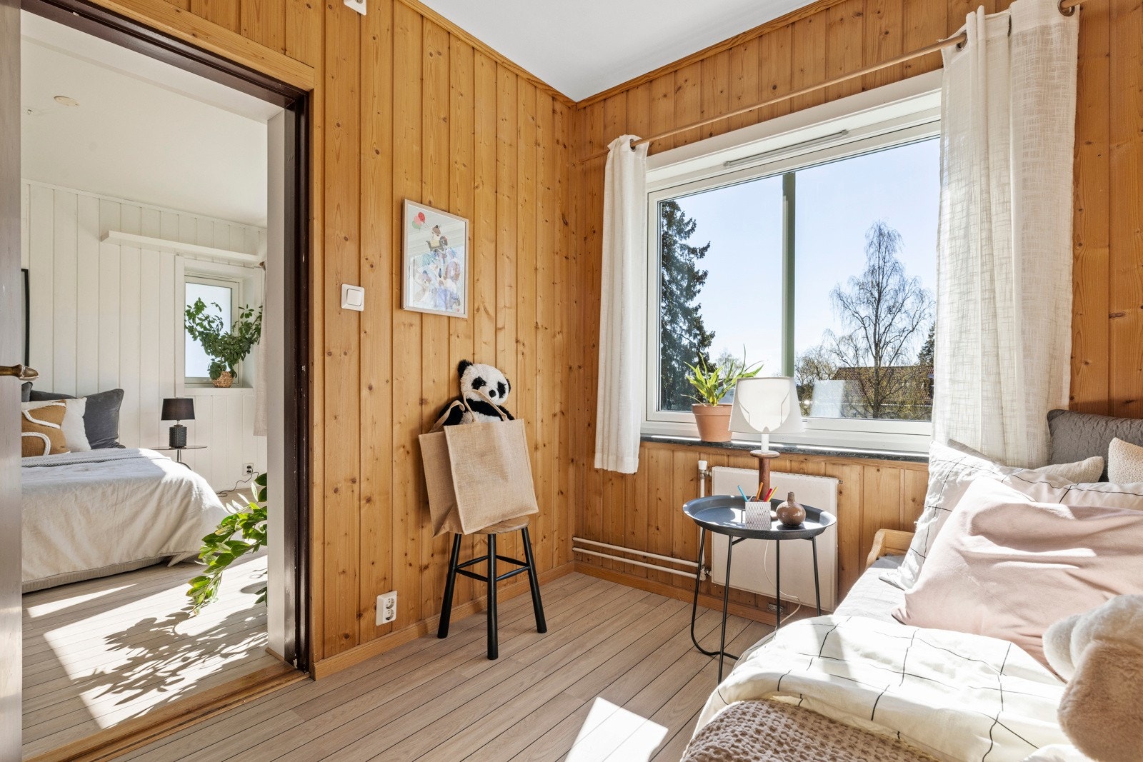 Perfekt rom for barnerom, gjesterom, walk-in garderobe eller kontor. Det tredje soverommet har plass til en enkeltseng og oppbevaringsløsninger som skap eller hyller Galleribilde