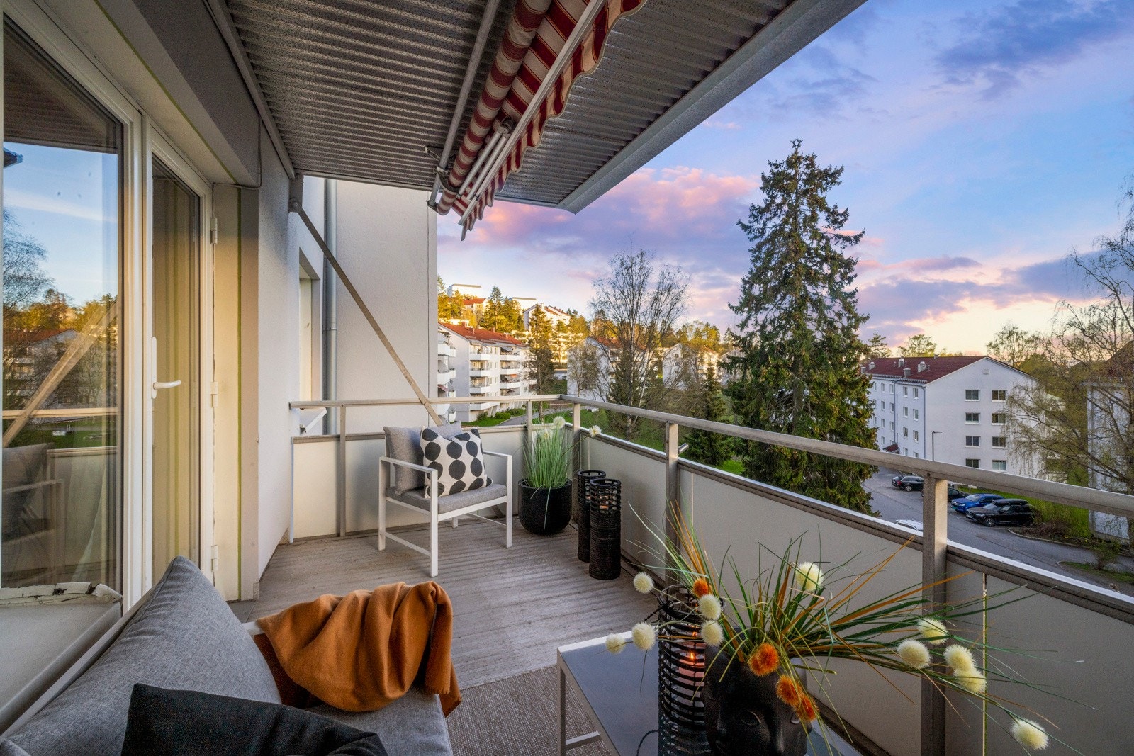 Det er plass til både sittegruppe og grill på balkongen Galleribilde