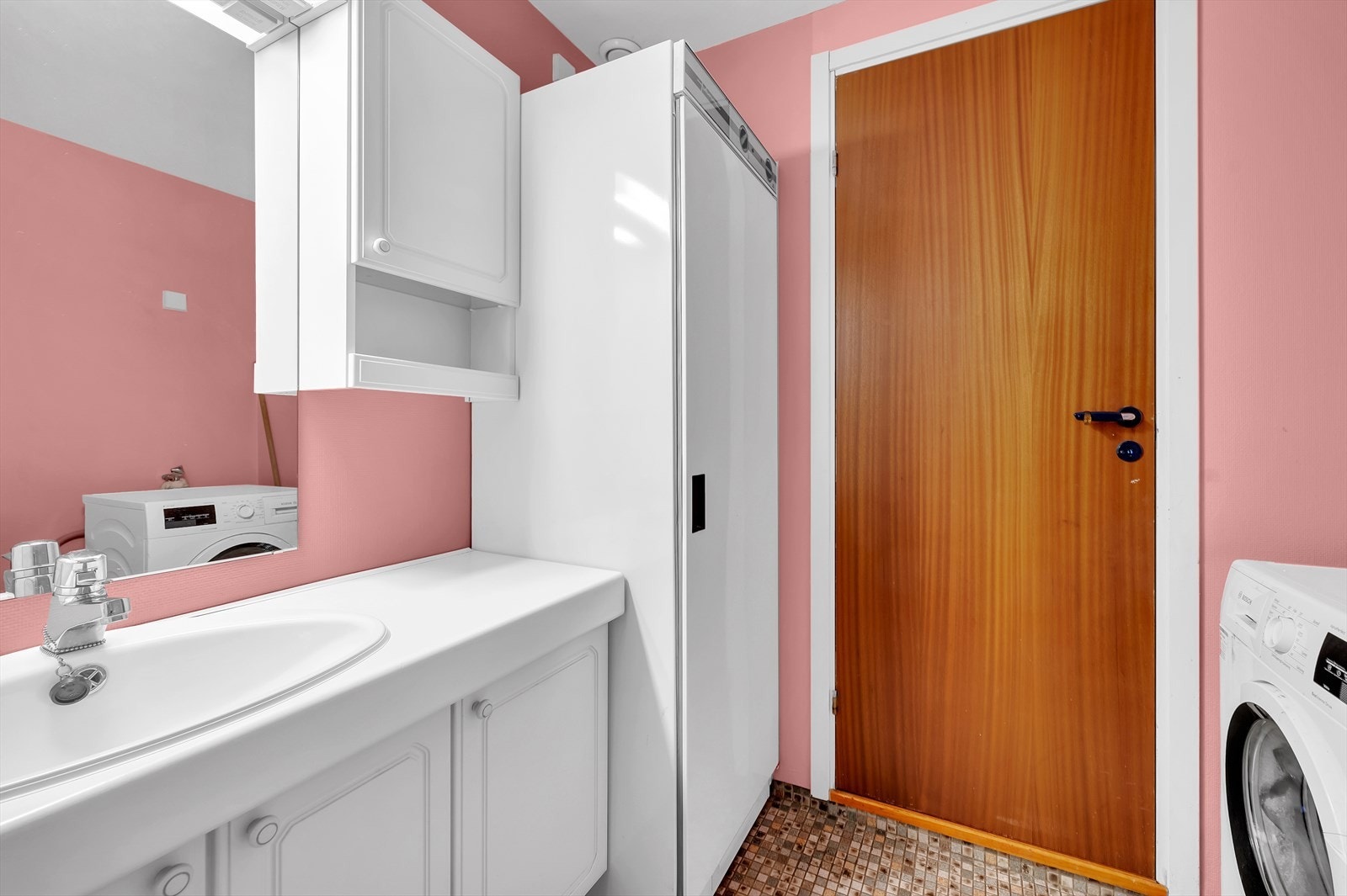 Himling med malt betong, vegger med malt strietapet og gulv med mosaikkfliser. Galleribilde