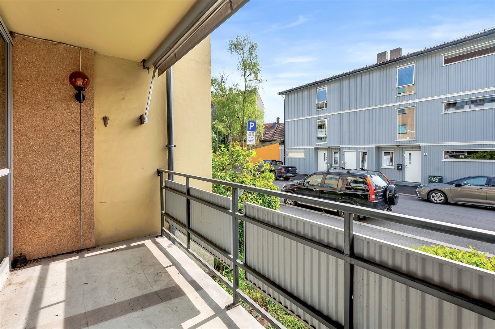 Man har utgang til balkongen fra både stuen og kjøkkenet. Galleribilde