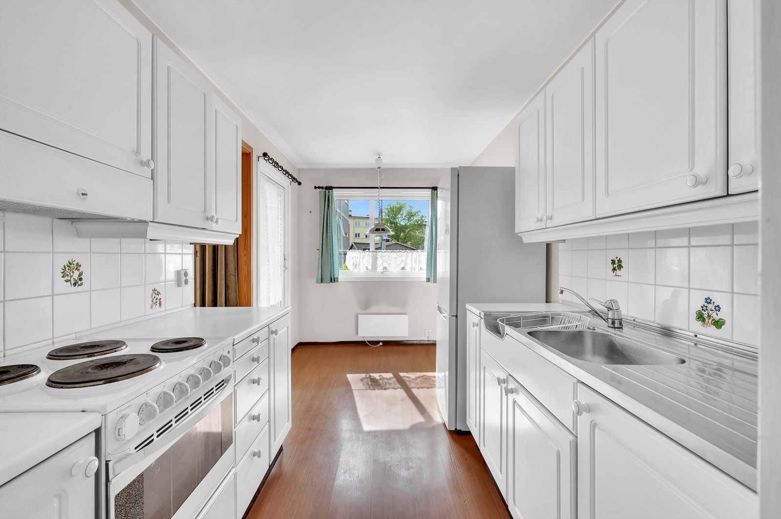 Denne romslige 3-romsleiligheten har gjennomgående planløsning bestående av entre, 2 soverom, bad, separat wc-rom, stue og separat kjøkken. Galleribilde