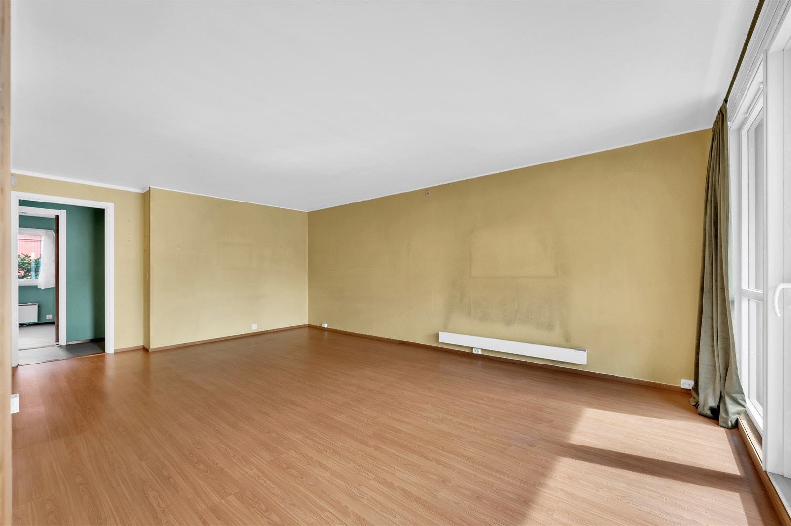 Luftig stue med store vindusflater som sørger for fine lysforhold. Galleribilde