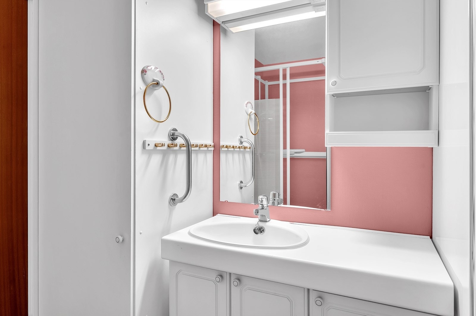 Innredet med servant nedfelt i innredning, speil og dusjkabinett. Opplegg for vaskemaskin. Tørkeskap. Naturlig ventilasjon. Galleribilde