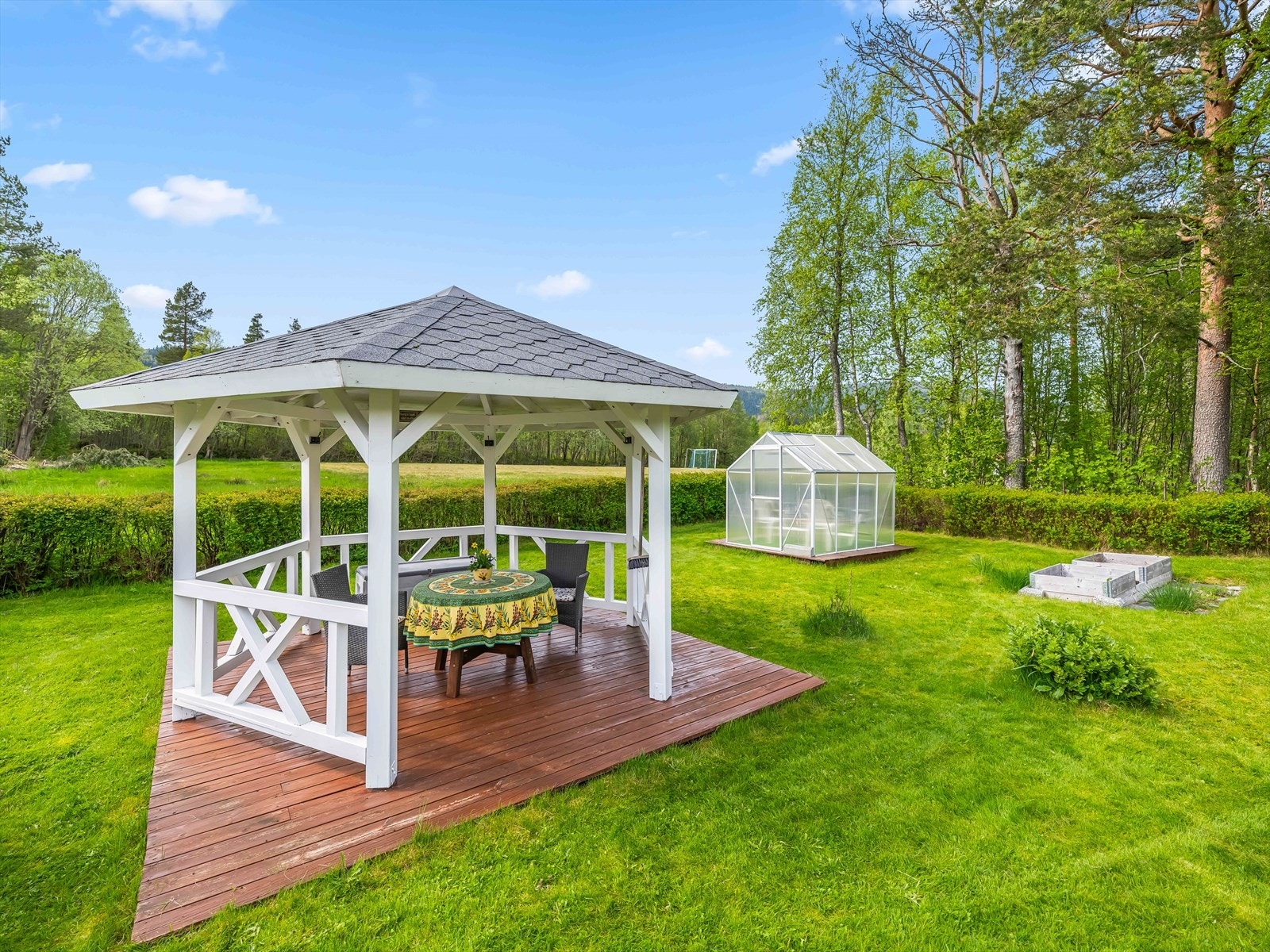 På eiendommen finner man også trivelig lysthus og drivhus Galleribilde