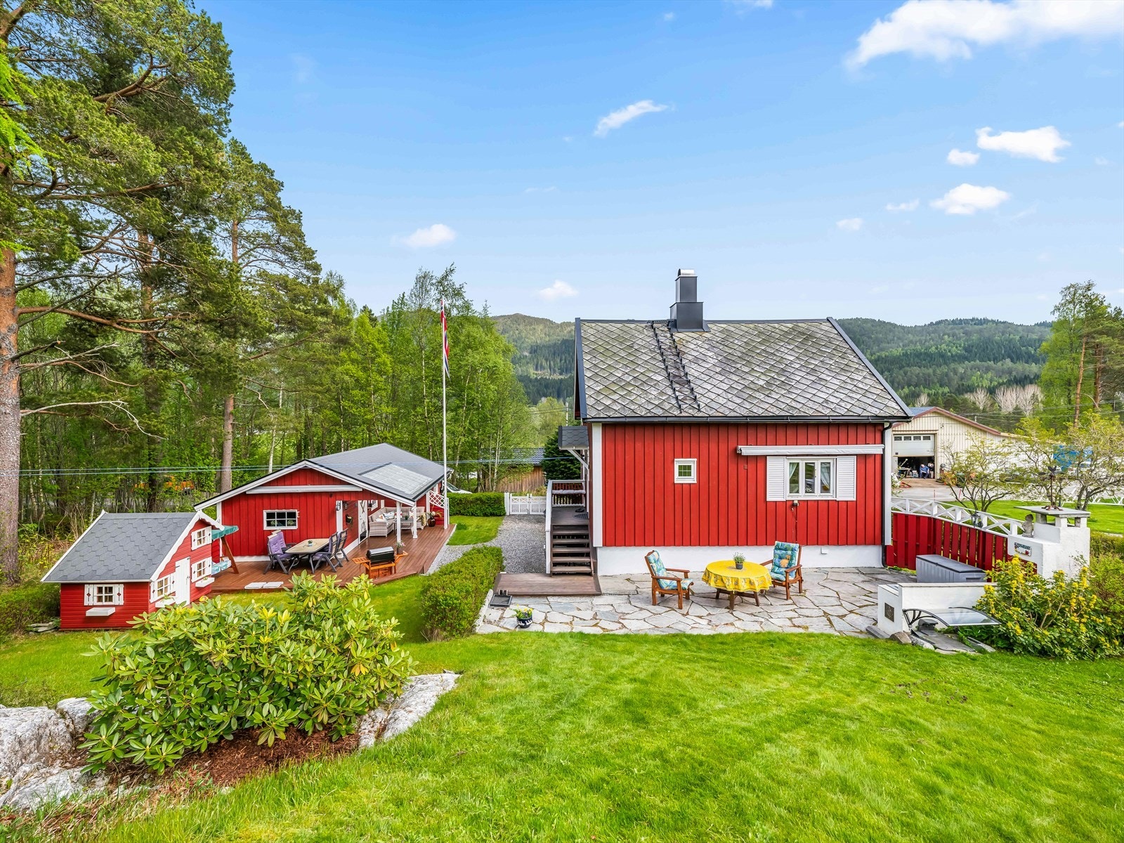 Solrik og pent opparbeidet tomt Galleribilde