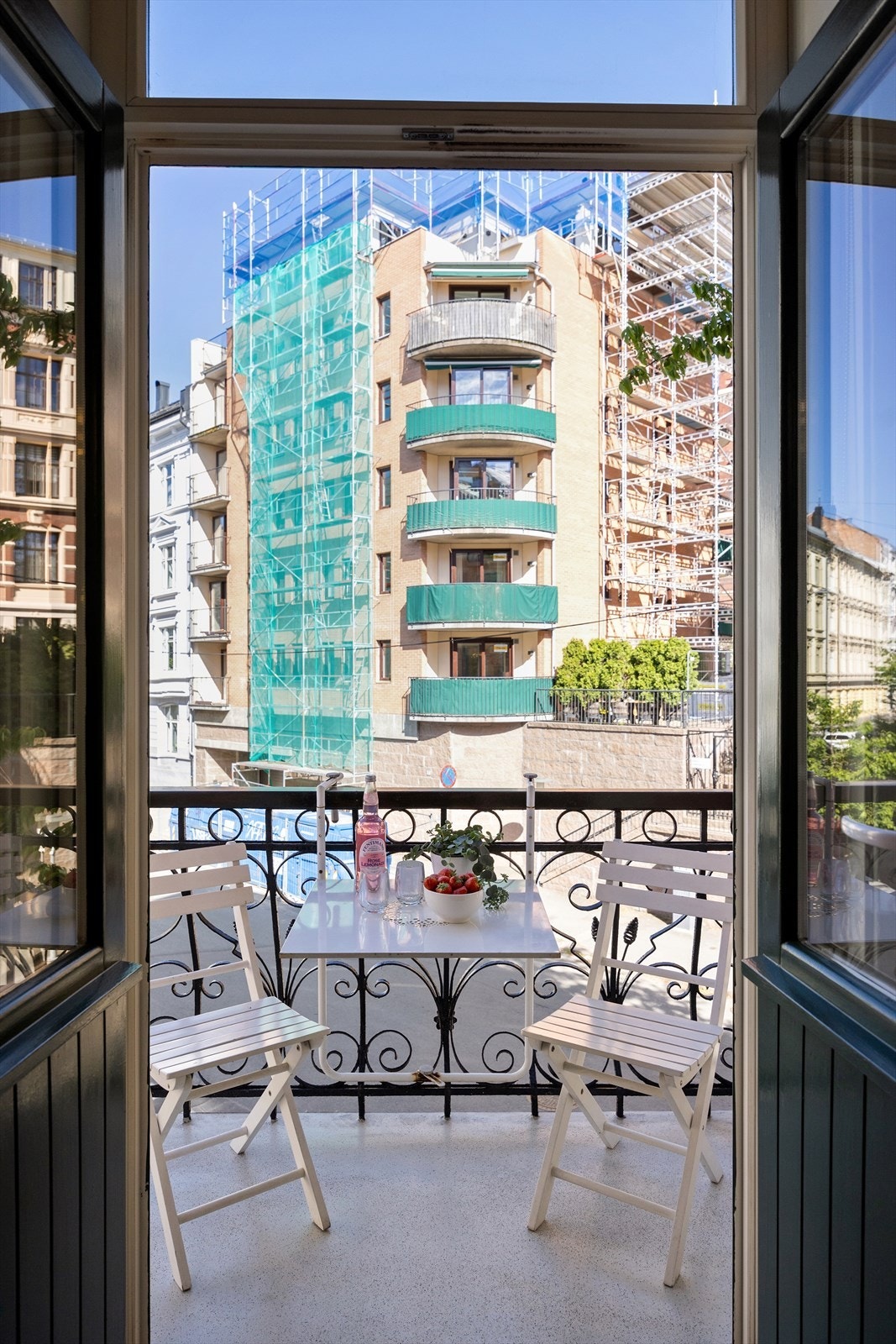 Et hyggelig sted for en kaffekopp eller en rolig pause i frisk luft. Selger opplyser om at det er sol på morgen og formiddag, frem til cirka kl. 12. Galleribilde