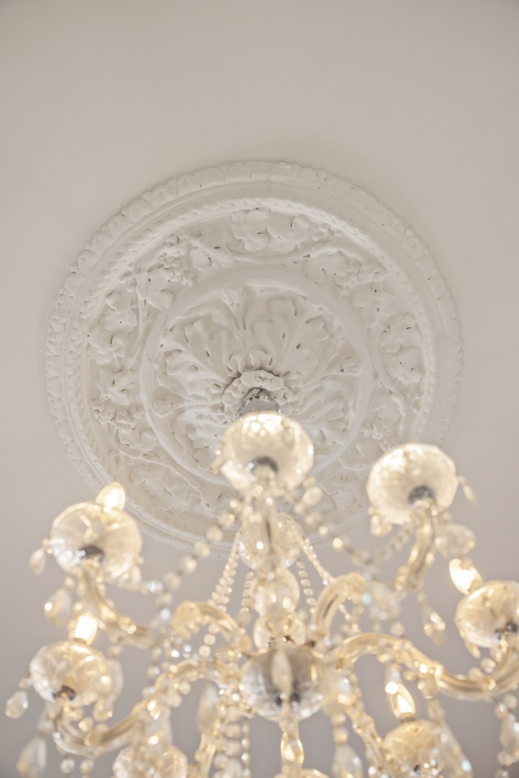 Leiligheten har vakre, klassiske detaljer som takrosett og stukkatur, som tilfører sjarm og karakter. Galleribilde