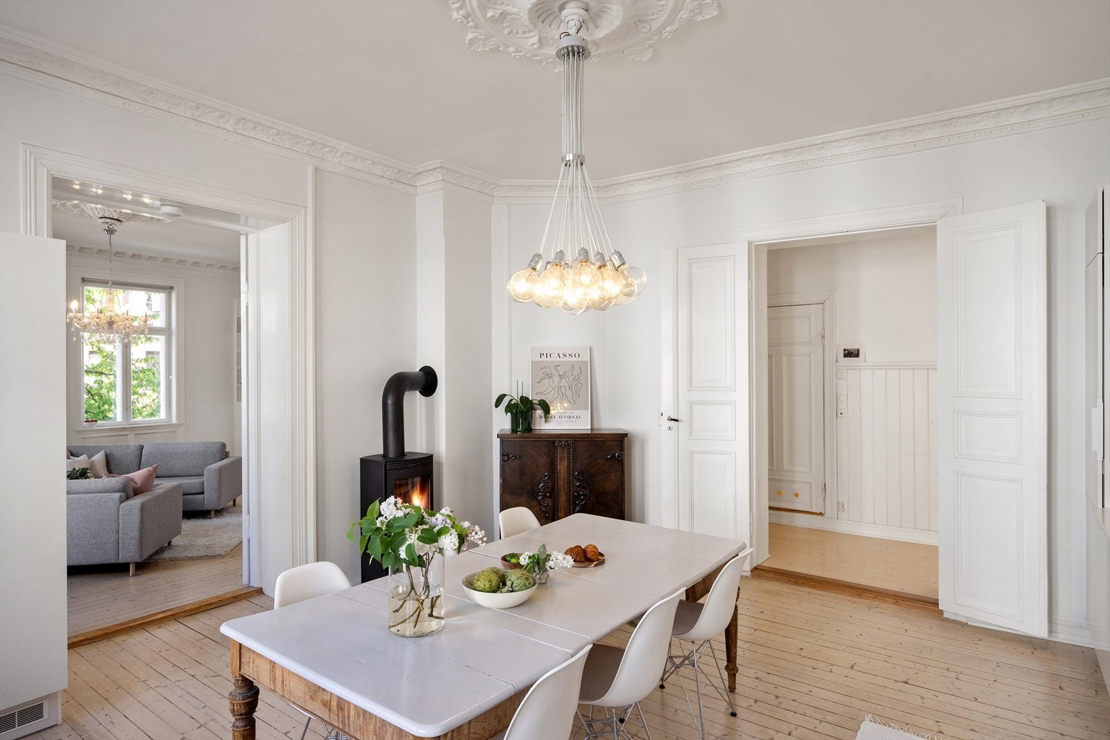 Midtpunktet i rommet er en stilfull vedfyrt peisovn som gir både varme og en hyggelig atmosfære - perfekt for kjølige kvelder. Galleribilde