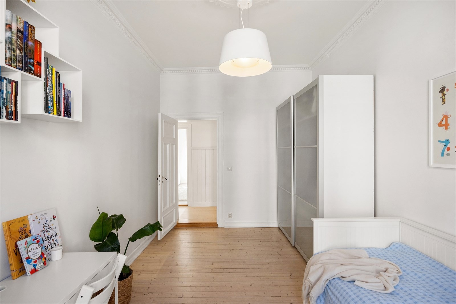 Soverommet er utstyrt med et romslig garderobeskap. Galleribilde