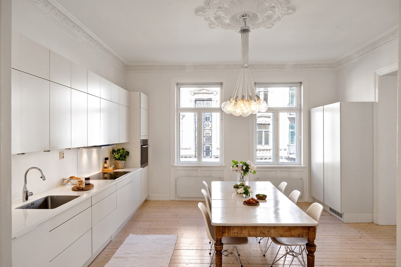 Interiøret i hele leiligheten preges av lyse, klassiske og moderne flater som skaper en varm og innbydende atmosfære. Galleribilde