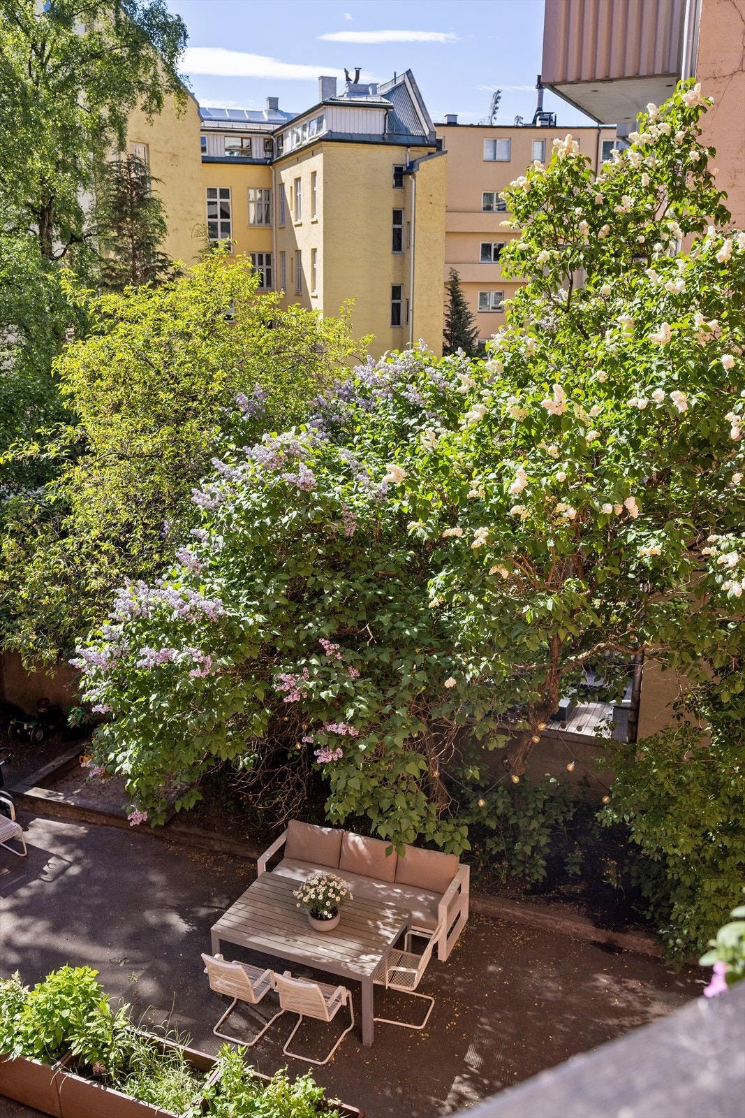 Balkongen vender ut mot rolig gårdsrom. Galleribilde