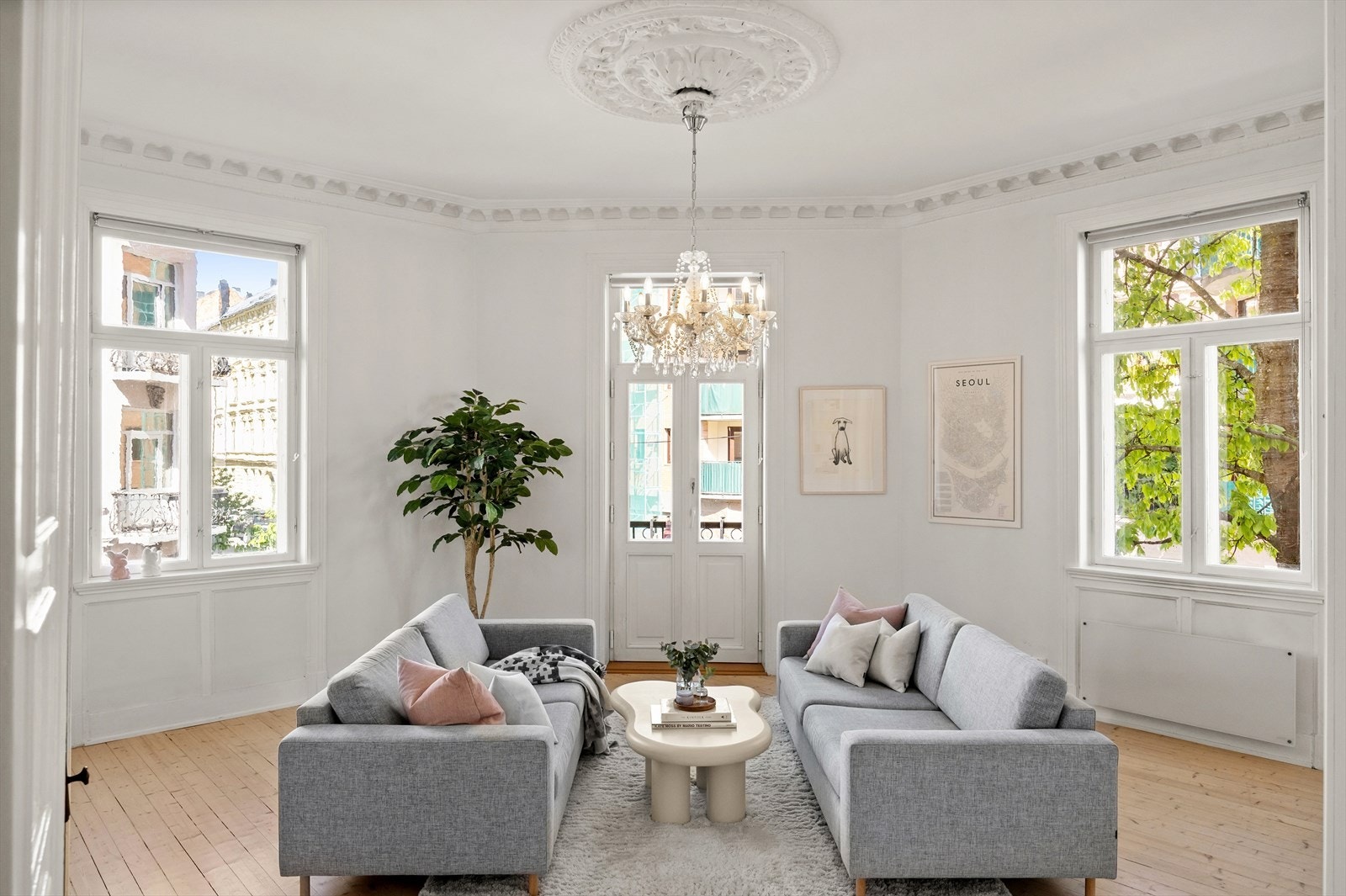 Velkommen til Frydenlundgata 4C! Dette er en tiltalende, sjarmerende og klassisk 4-roms selveierleilighet beliggende i Frydenlundgata, en av de mest attraktive gatene på St. Hanshaugen i Oslo. Galleribilde