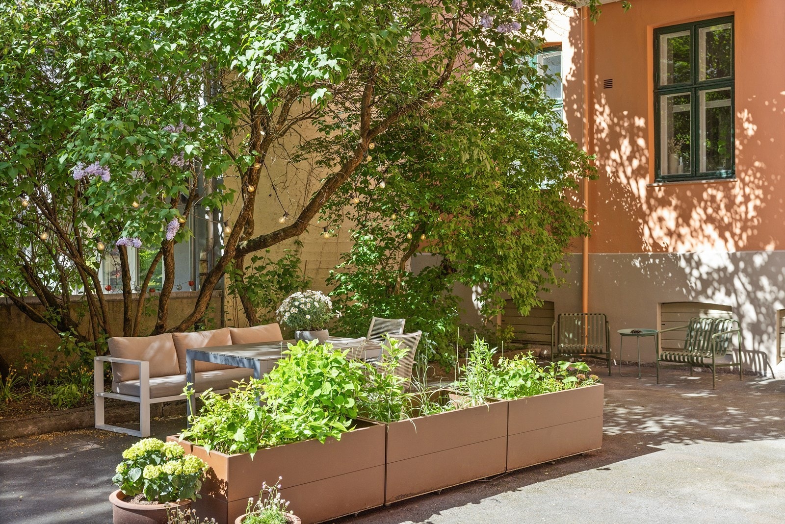 Sameiet kan by på en svært hyggelig og skjermet bakgård, perfekt for både avslapning og sosialt samvær. Galleribilde