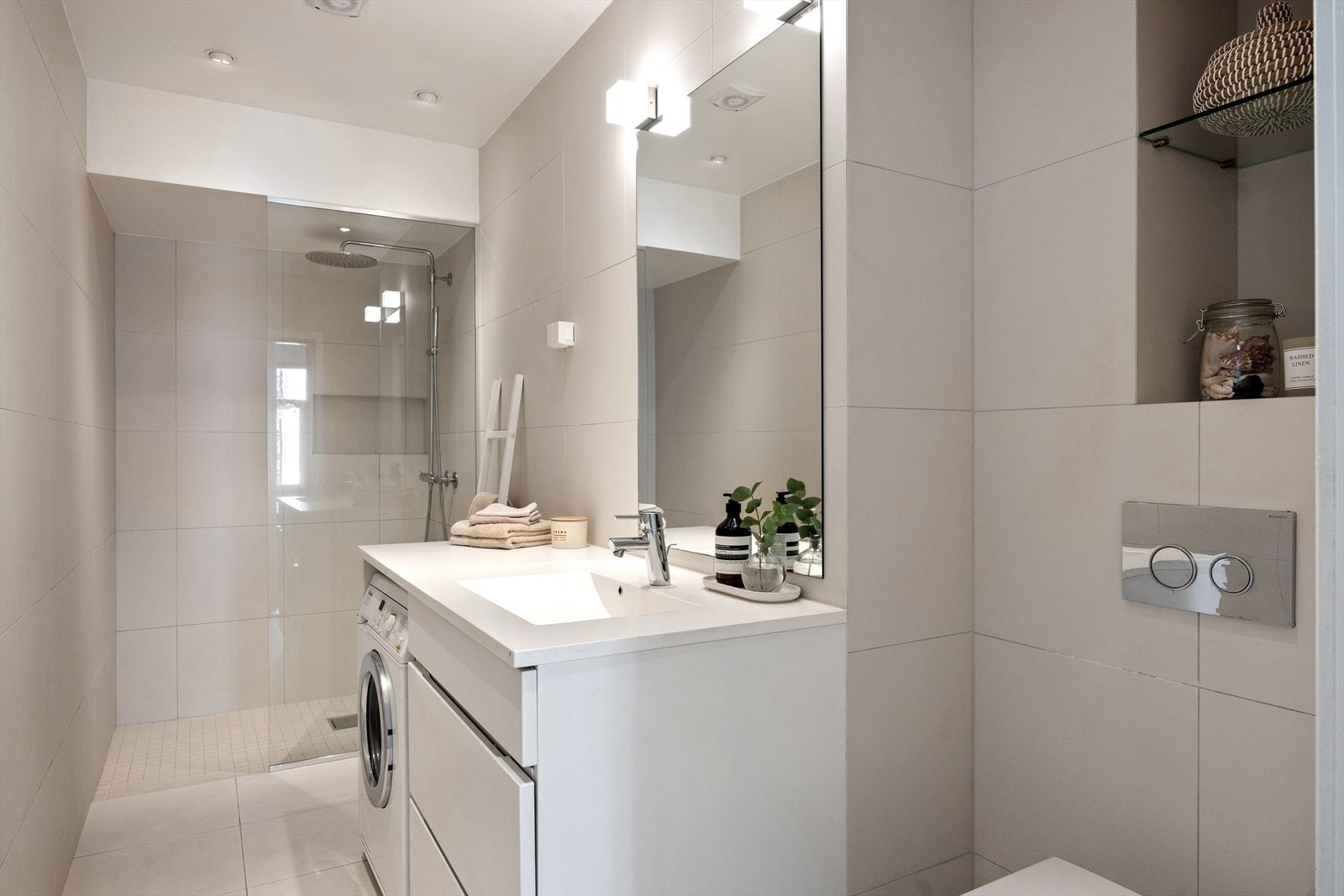 Delikat, flislagt baderom med gulvvarme og downlights i himlingen, pusset opp i 2013. Det er også opplegg for vaskemaskin. Galleribilde