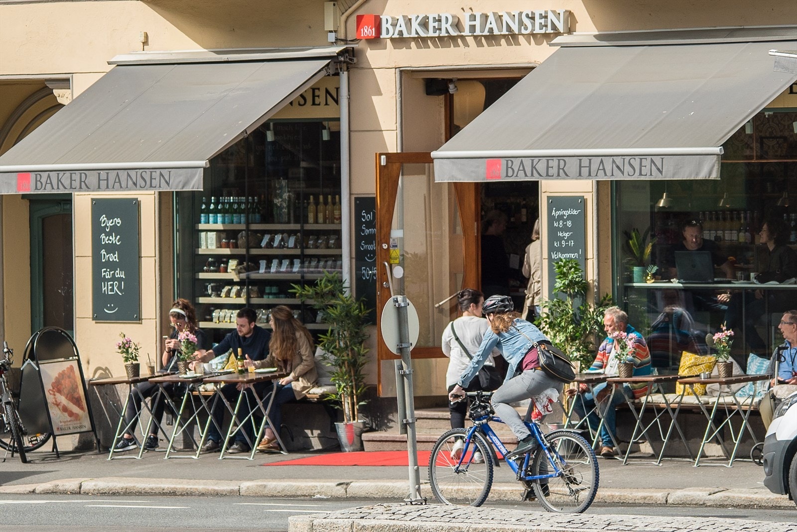 Litt lenger opp i gaten på St. Hanshaugen finner du Baker Hansen, et populært bakeri kjent for sine ferske bakervarer og gode kaffe - et perfekt sted for både frokost og en avslappende kaffepause. Galleribilde