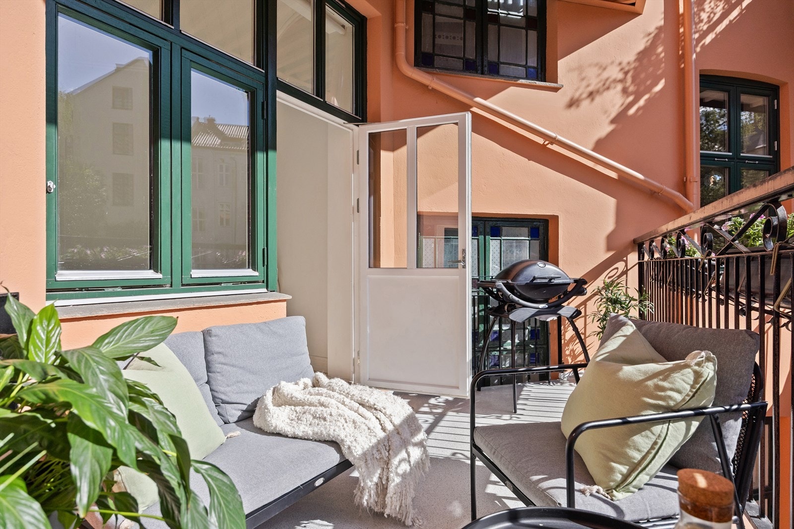 Her er det god plass til sittegruppe, beplantning og hyggelige stunder utendørs. Selger opplyser om solrike kvelder med sol til rundt kl. 20-21, i tillegg til god plass til grill. Galleribilde