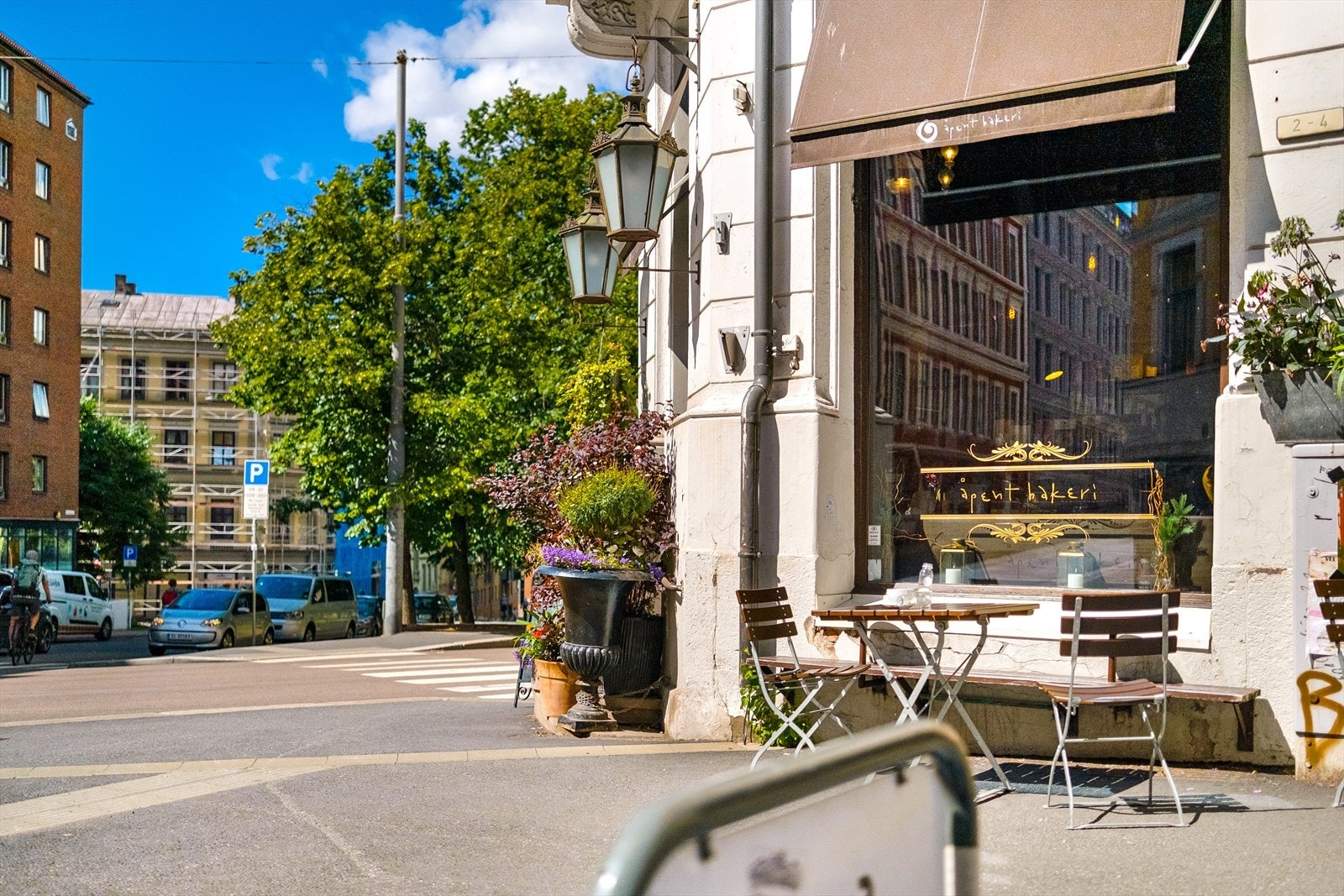 Åpent Bakeri ligger rett utenfor døren i Frydenlundgata 4, og tilbyr ferskt brød og bakervarer av høy kvalitet - perfekt for morgenkaffen eller en hyggelig pause i hverdagen. Galleribilde