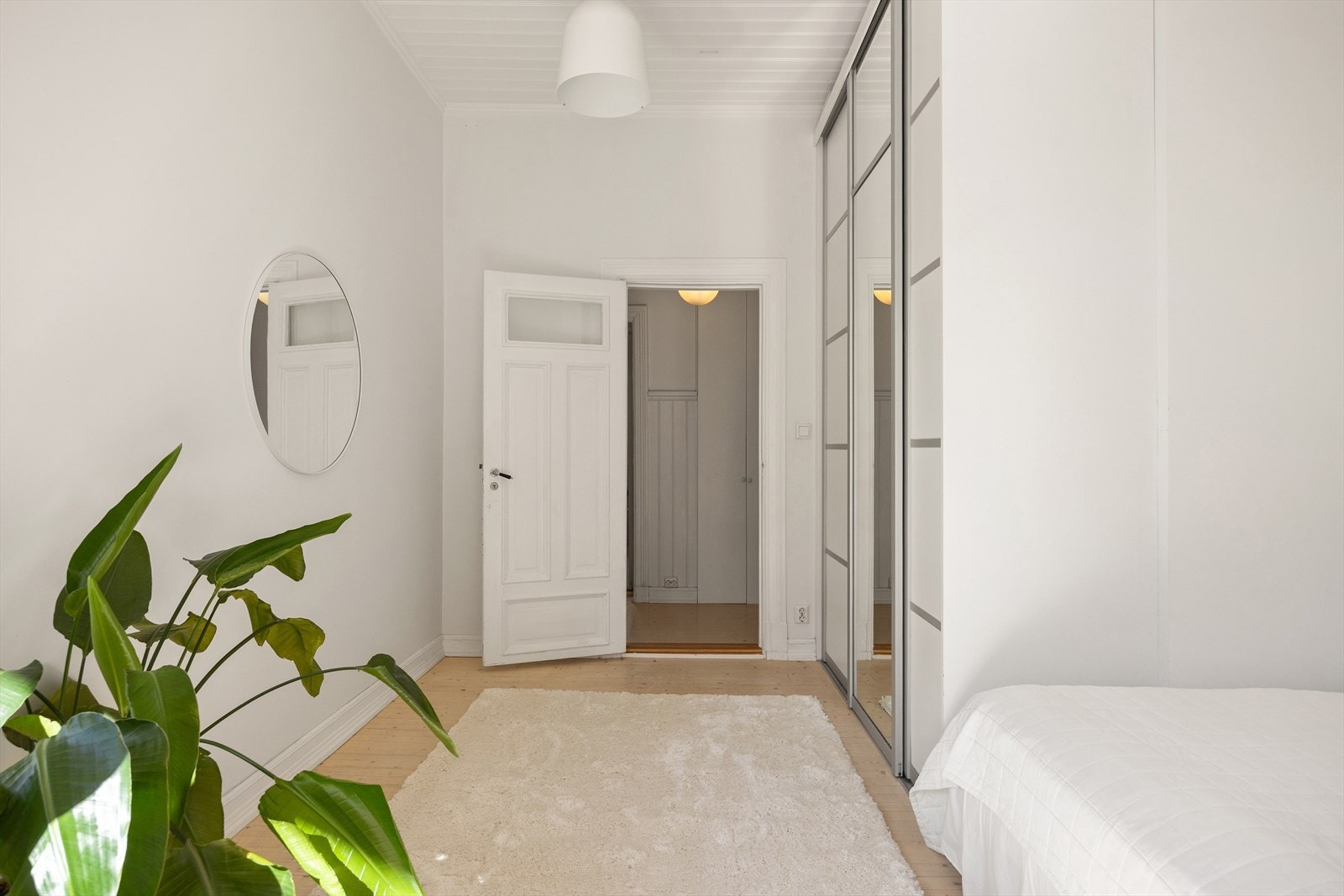 Soverommet har en stor skyvedørsgarderobe med rikelig oppbevaringsplass. Galleribilde