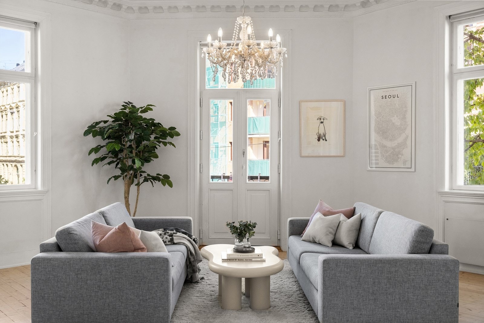 Lys og romslig stue med god plass til både sittegruppe og øvrig møblement. Galleribilde