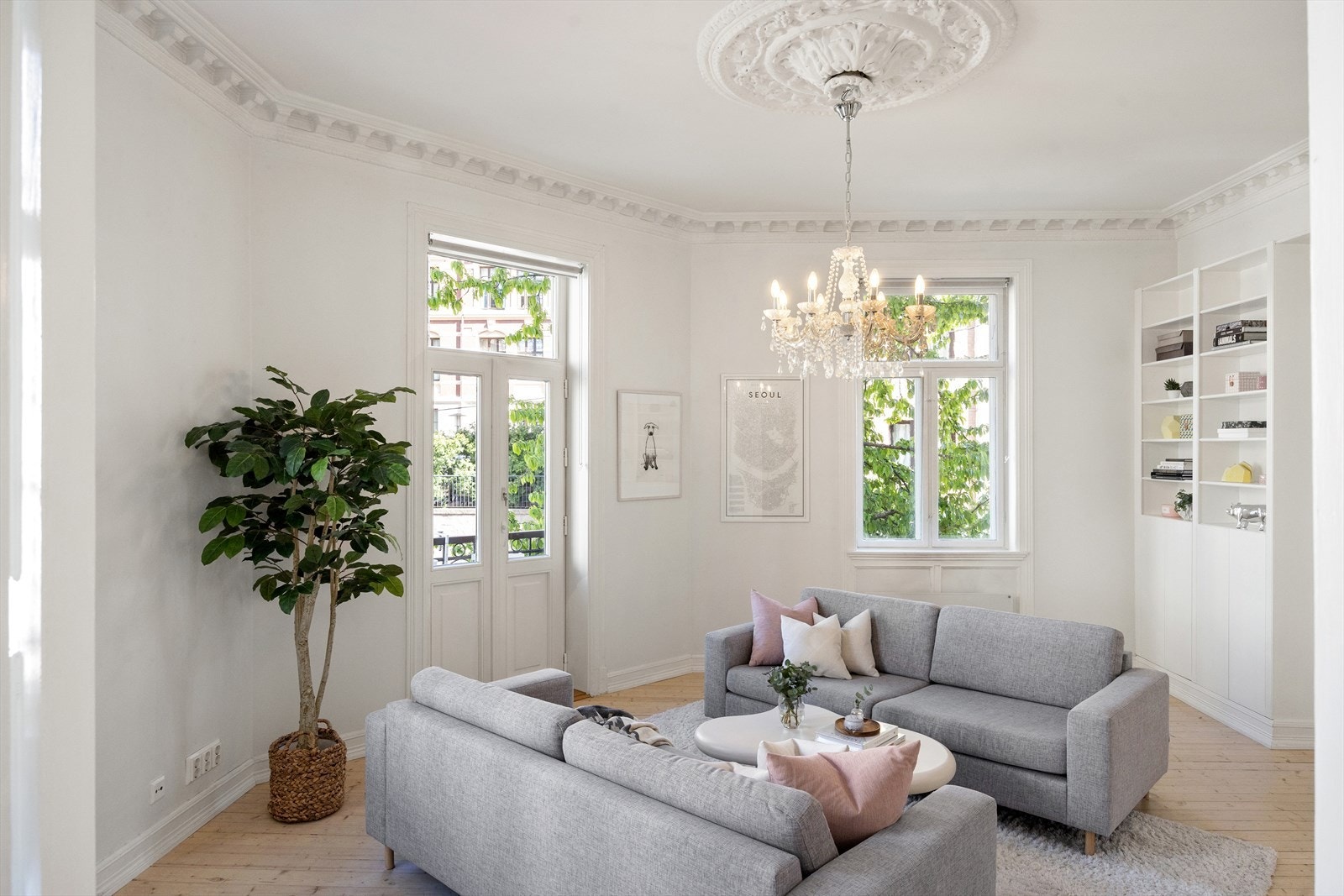 Rommet har lyse, innbydende flater, originale slipte tregulv, generøs takhøyde på over 3,1 meter, samt store vindusflater som slipper inn rikelig med naturlig lys. Galleribilde