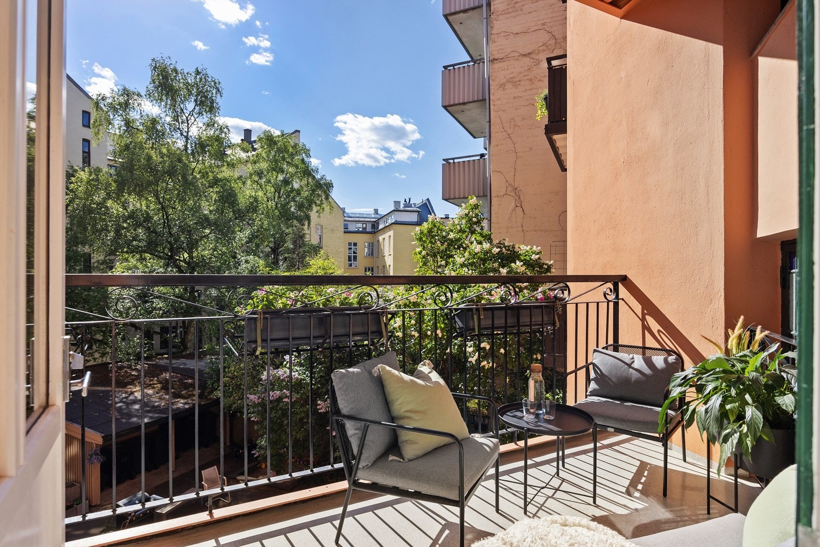 Leiligheten har to flotte balkonger, hvorav denne solrike balkongen på ca. 7 kvm nås fra det minste soverommet. Galleribilde