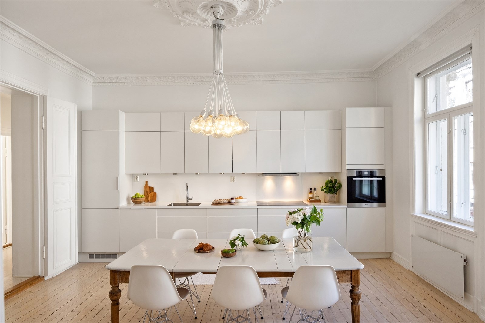 Stort og funksjonelt HTH-kjøkken fra 2013 med rikelig benk- og skapplass som gir gode oppbevarings- og arbeidsforhold. Galleribilde