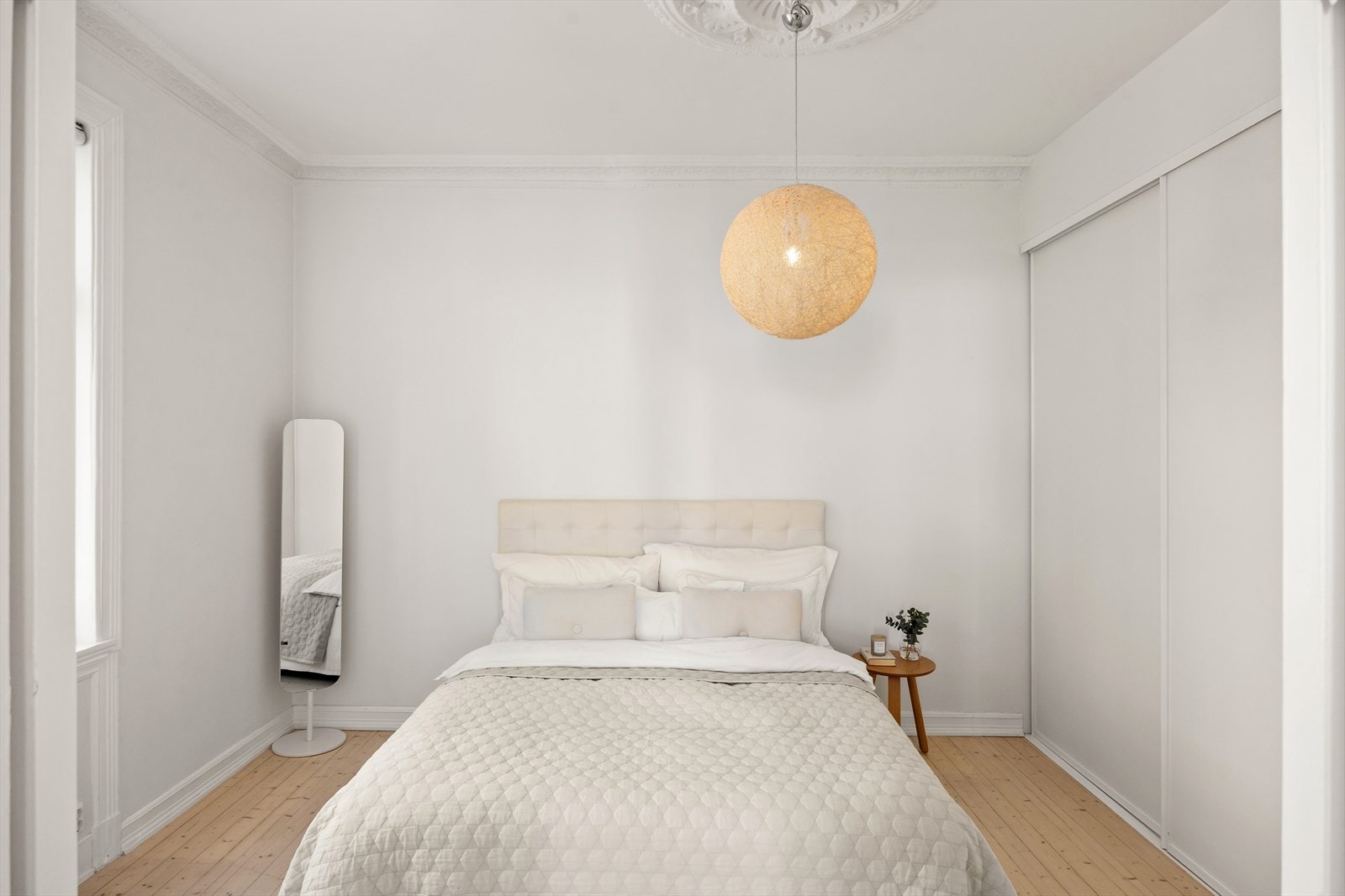 De lyse veggfargene, store vindusflater og god takhøyde skaper en lys og behagelig atmosfære. Galleribilde