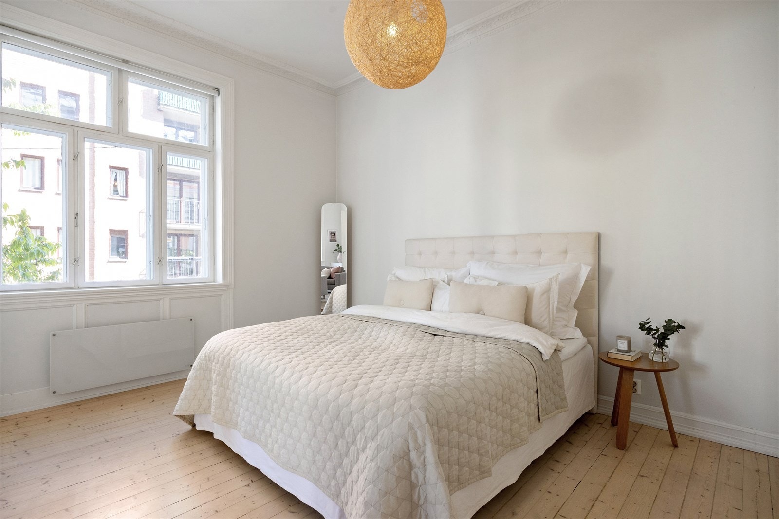 Soverommet er romslig, med plass til dobbeltseng, nattbord og tilhørende møbler. Galleribilde