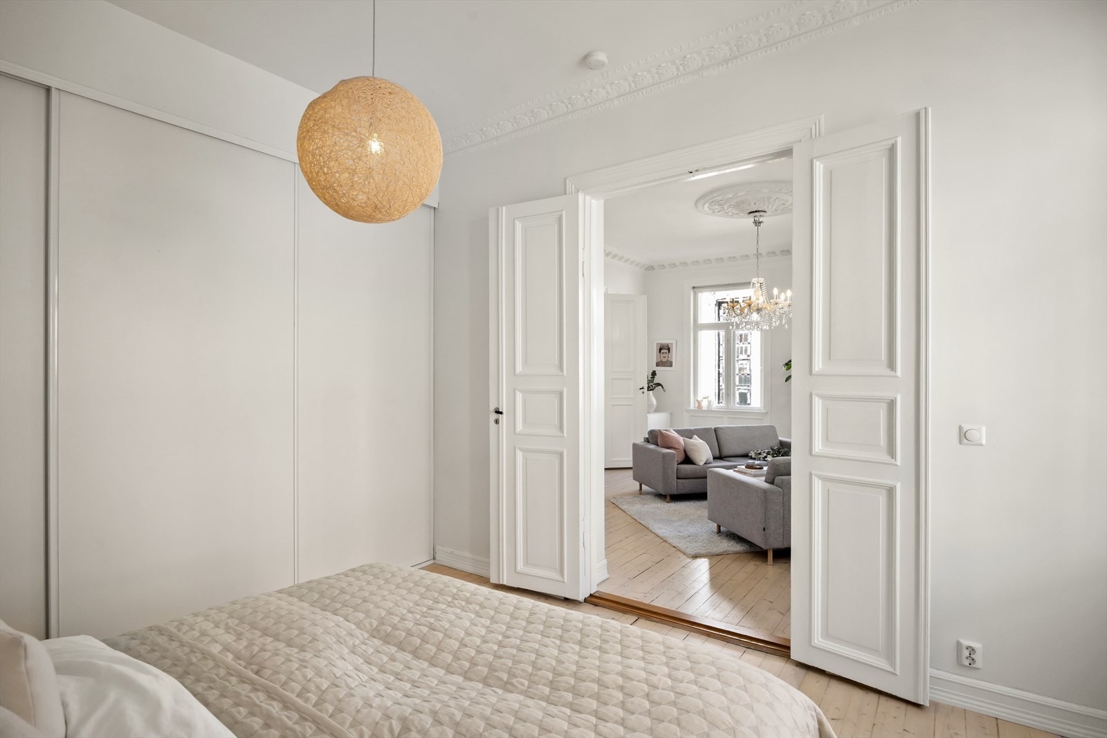 Soverommet har også sjarmerende doble dører som tilfører ekstra karakter og romfølelse. Galleribilde