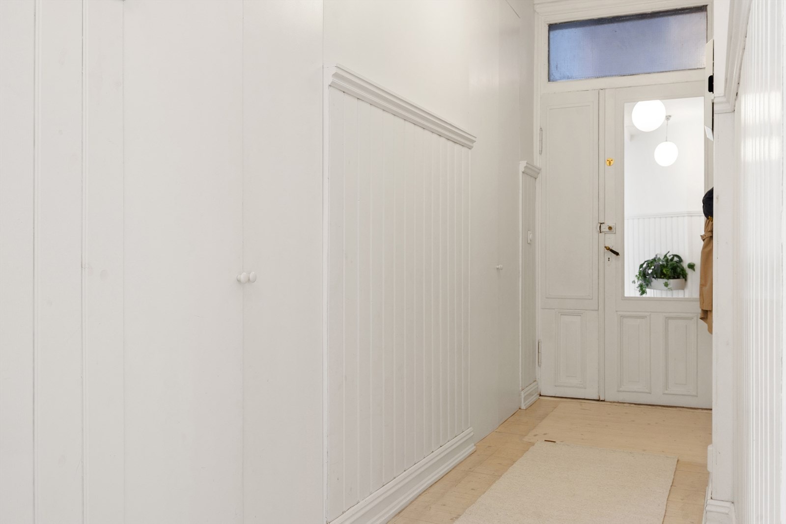 En hyggelig og lys entré med innebygde garderobeskap, perfekt for å henge fra deg yttertøy og sette fra deg sko. Galleribilde