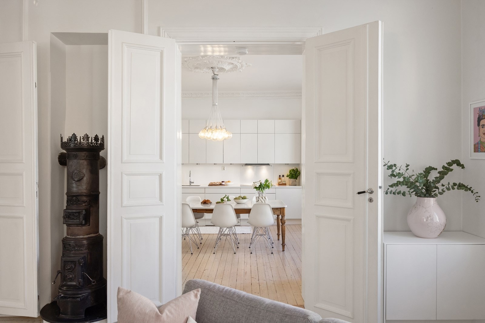 Originale doble dører leder inn til kjøkkenet og understreker leilighetens gjennomgående stil. Galleribilde