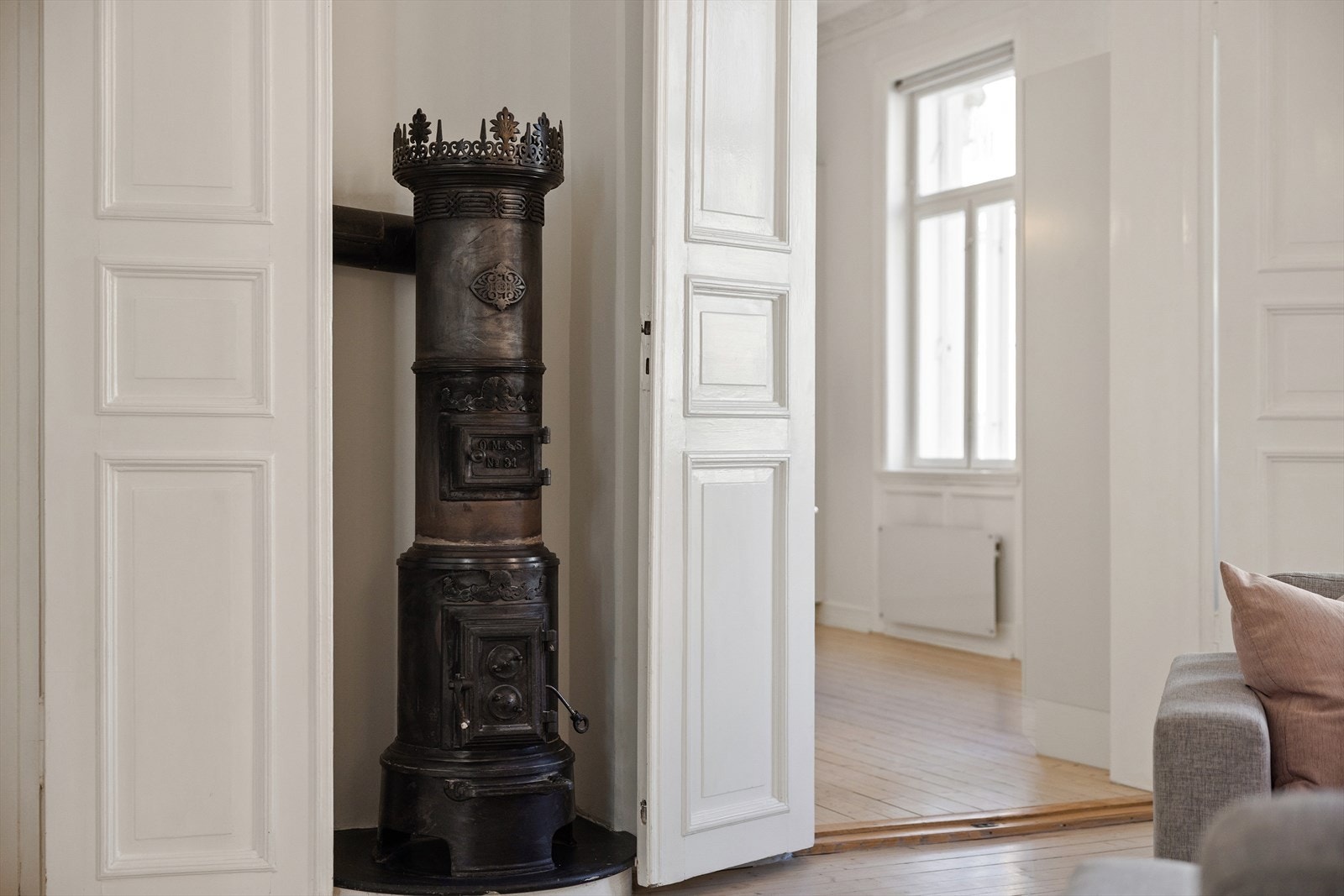 I stuen er det en vakker støpejernovn fra byggeåret gir rommet en særegen sjarm og atmosfære. Galleribilde