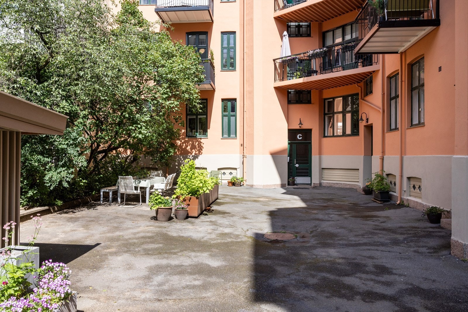 Her finner beboerne fine grøntområder, sitteplasser og plass til lek for barna, noe som skaper et trygt og trivelig uteområde midt i boligområdet. Galleribilde