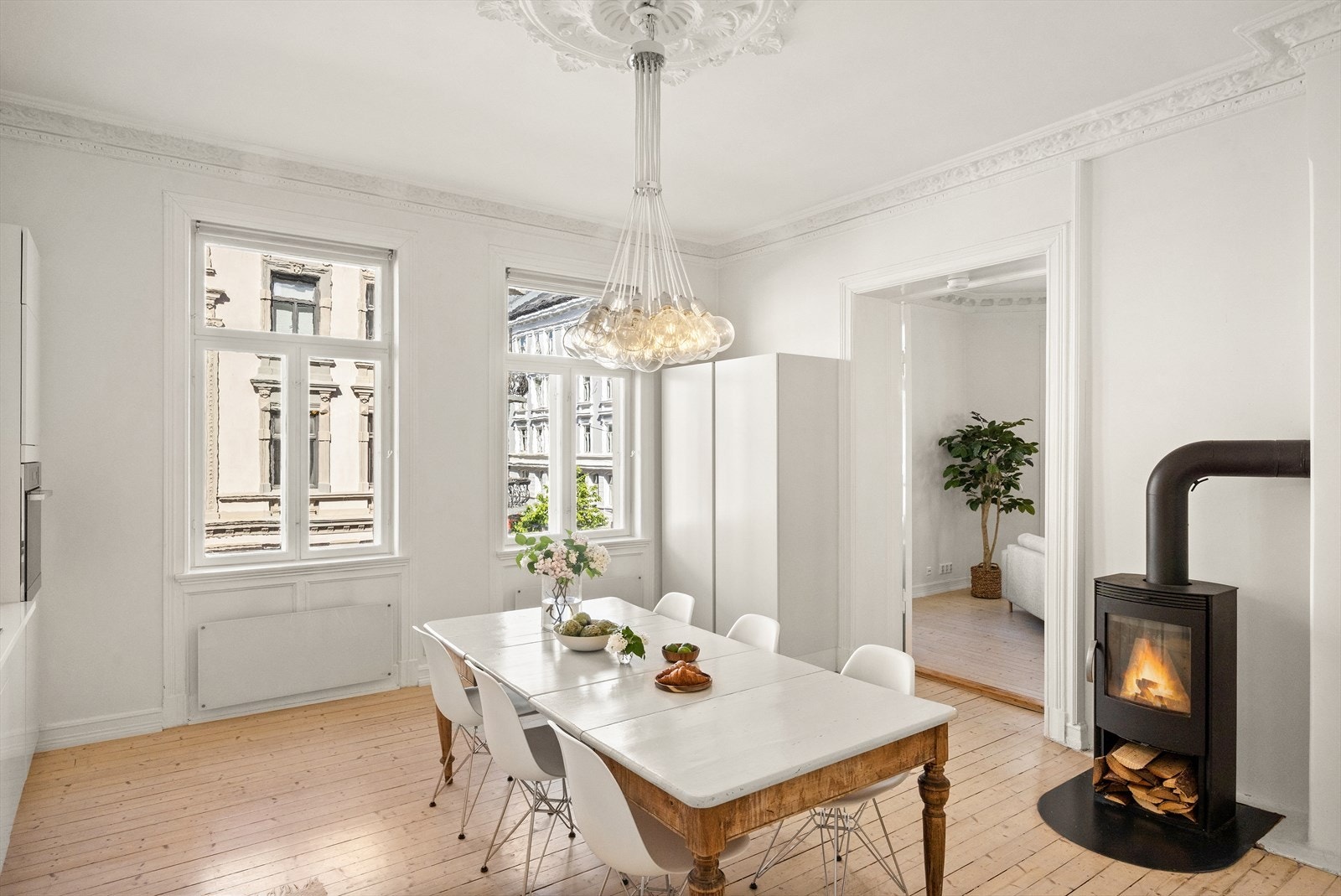 Hvitevarene er fra kvalitetsleverandøren Miele og inkluderer integrert stekeovn, platetopp, full kjøleskap og fryseskap, kolonialskap samt oppvaskmaskin. Galleribilde