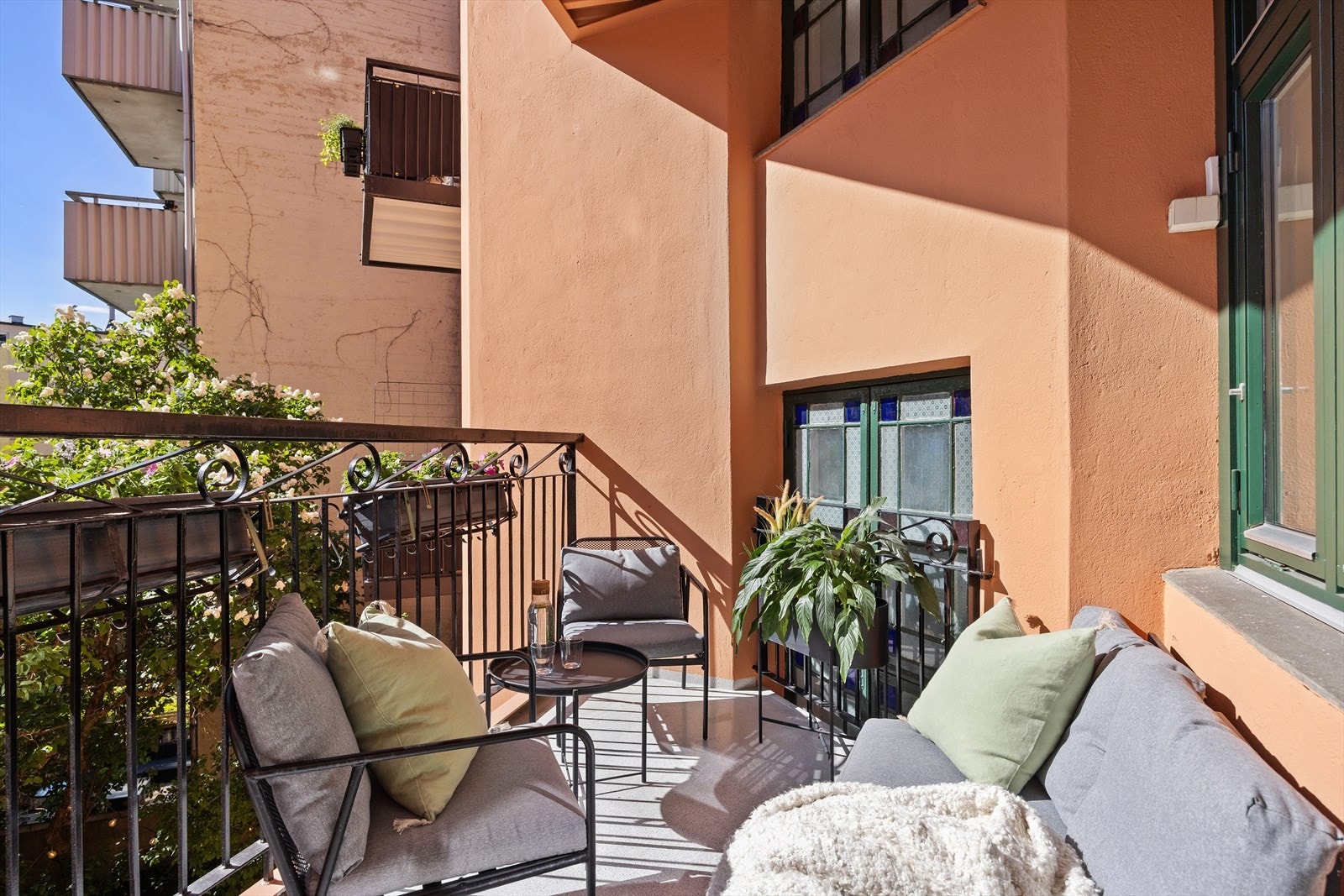 Solrik og skjermet balkong på ca. 7 kvm, som fungerer som en naturlig forlengelse av rommet i sommerhalvåret. Galleribilde