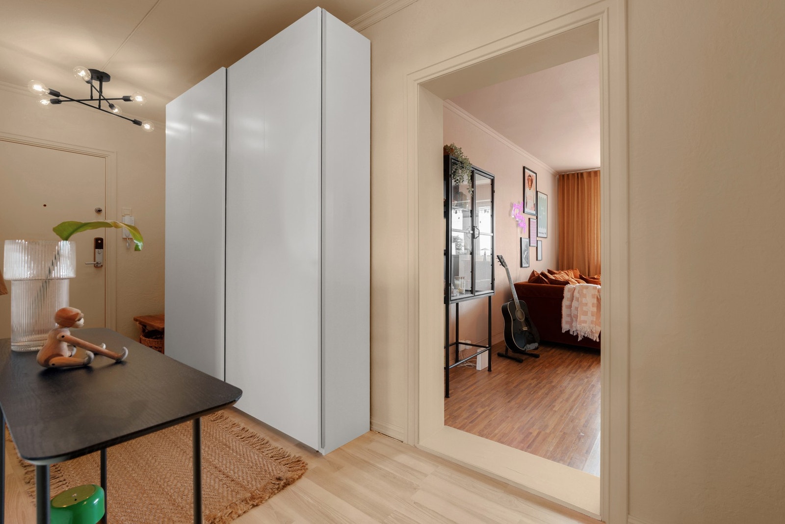 Leiligheten har en romslig entré med stort garderobeskap Galleribilde