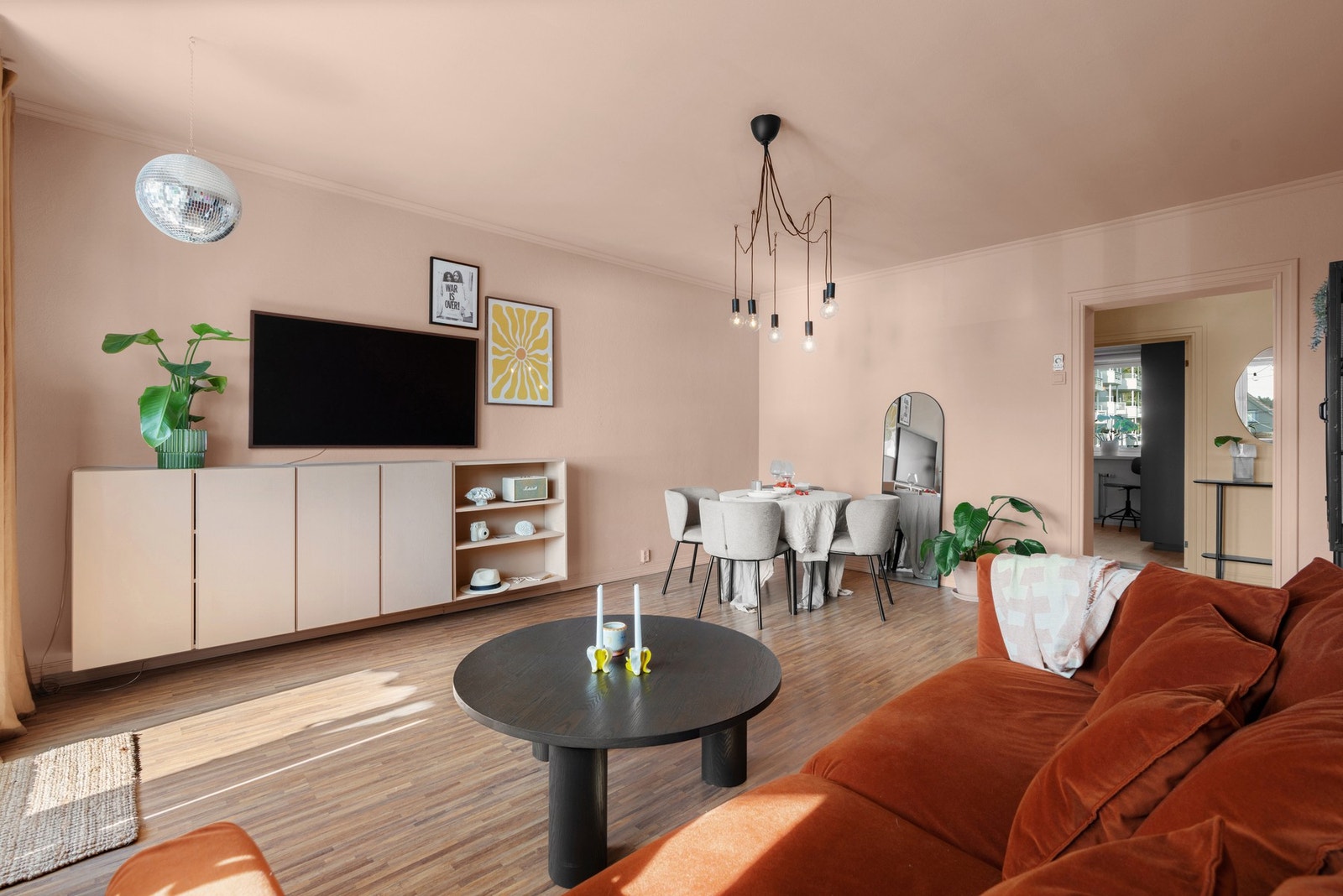 Fyring, grunnpakke kabel-TV og internett er inkludert i felleskostnadene Galleribilde