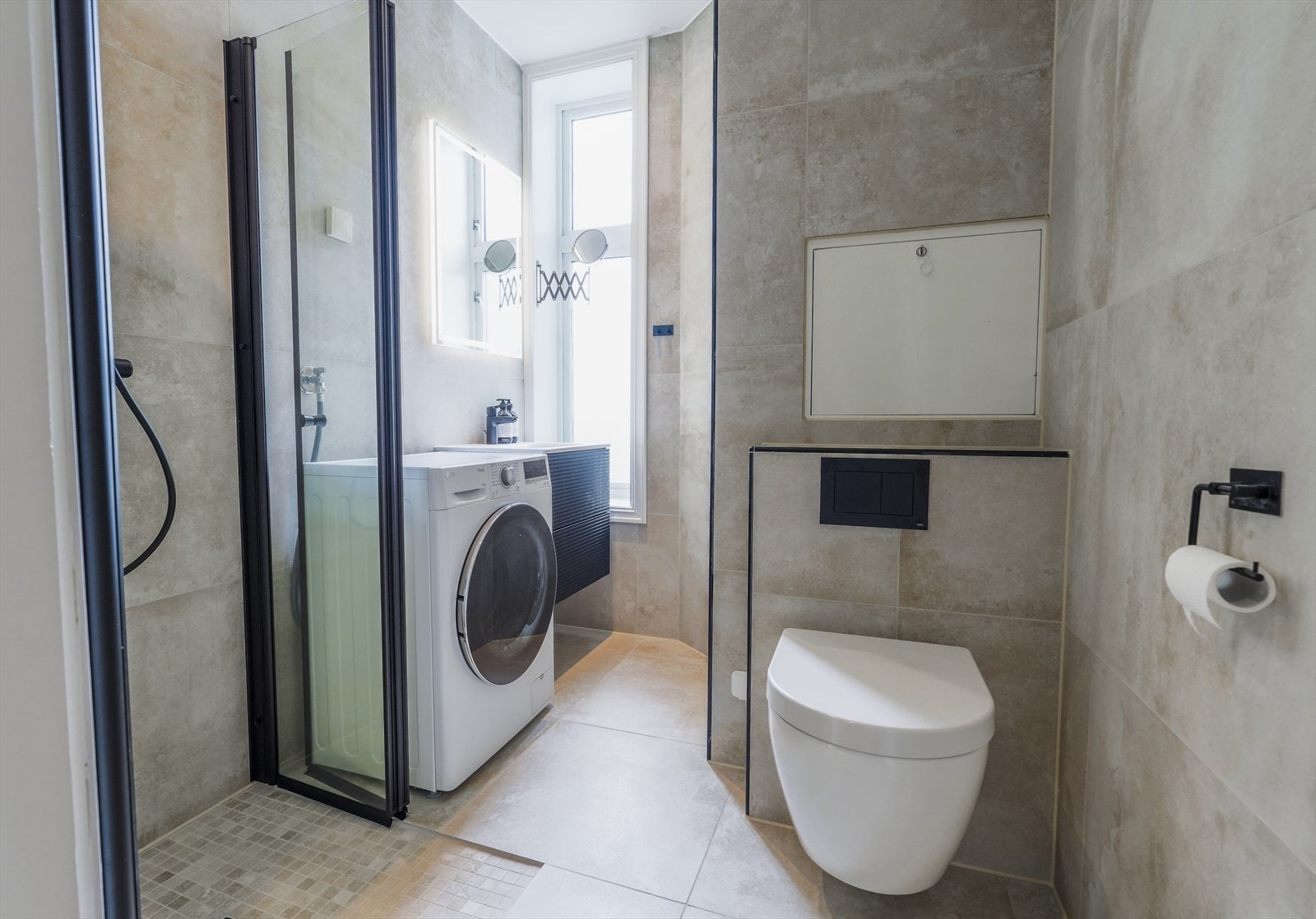 Badet er oppusset i 2025 med flis på flis og ny innredning. Galleribilde