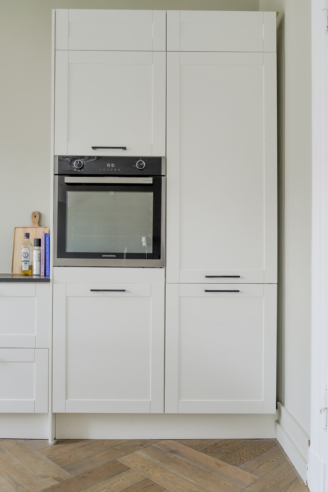 Kjøkkenet er utstyrt med integrerte hvitevarer som kjøl/fryseskap, oppvaskmaskin, stekeovn og platetopp med integrert avtrekk. Galleribilde