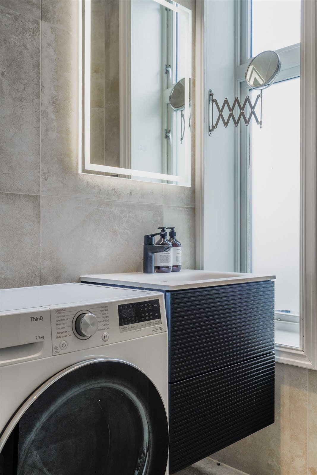 Badet har innredning med en nedfelt servant av helstøpt plate, overhengende speil med belysning. Galleribilde