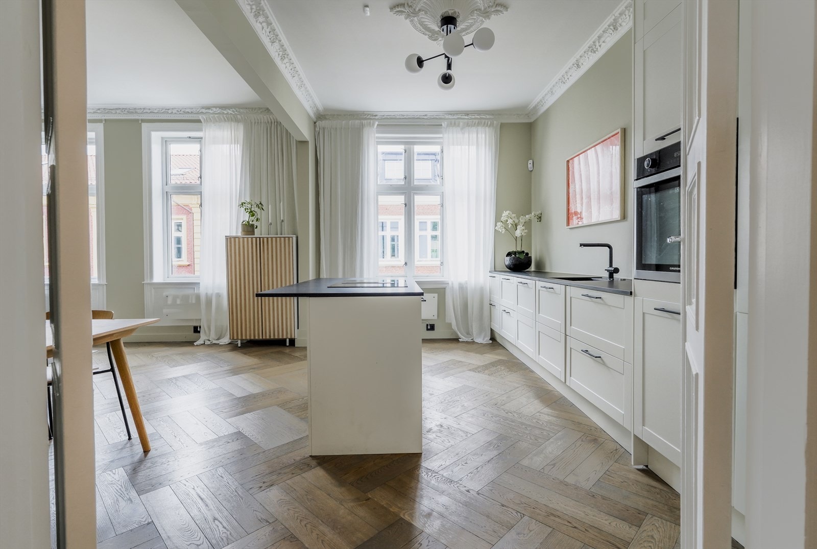 Leiligheten bærer et flott, klassisk preg med fløydører, stukkaturer og rosett i taket. Galleribilde