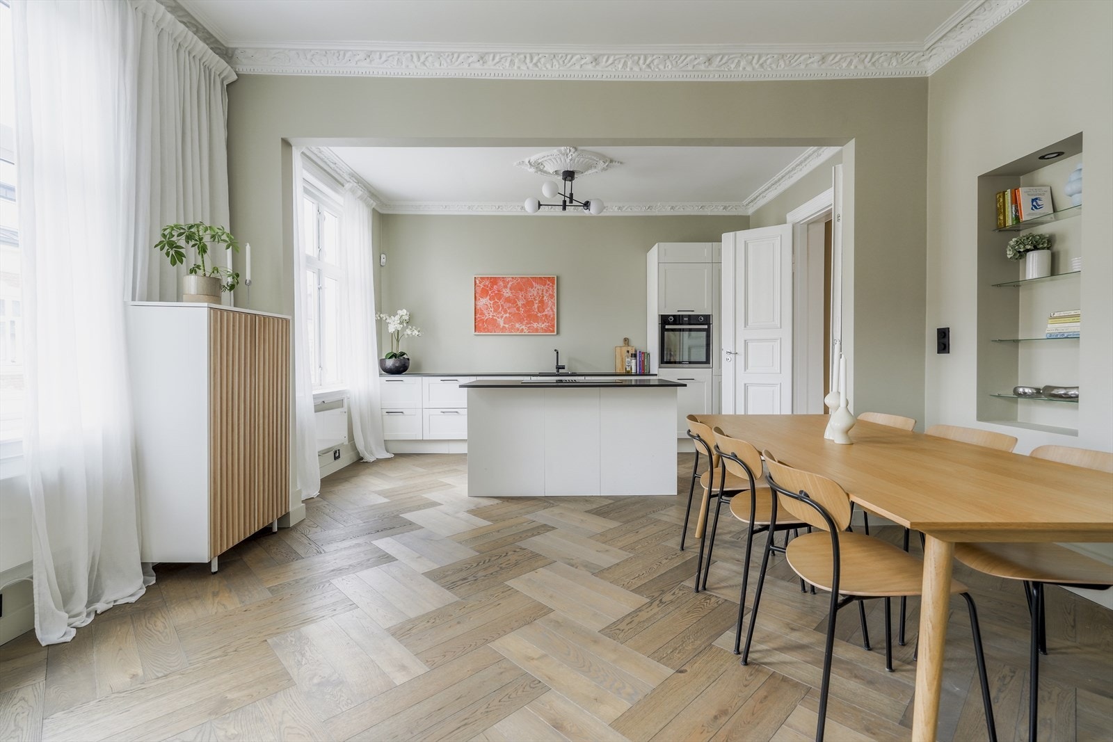 Leiligheten er vesentlig oppgradert i 2023 med bla. kjøkken og fiskebeinsparkett fra Tarkett. Galleribilde