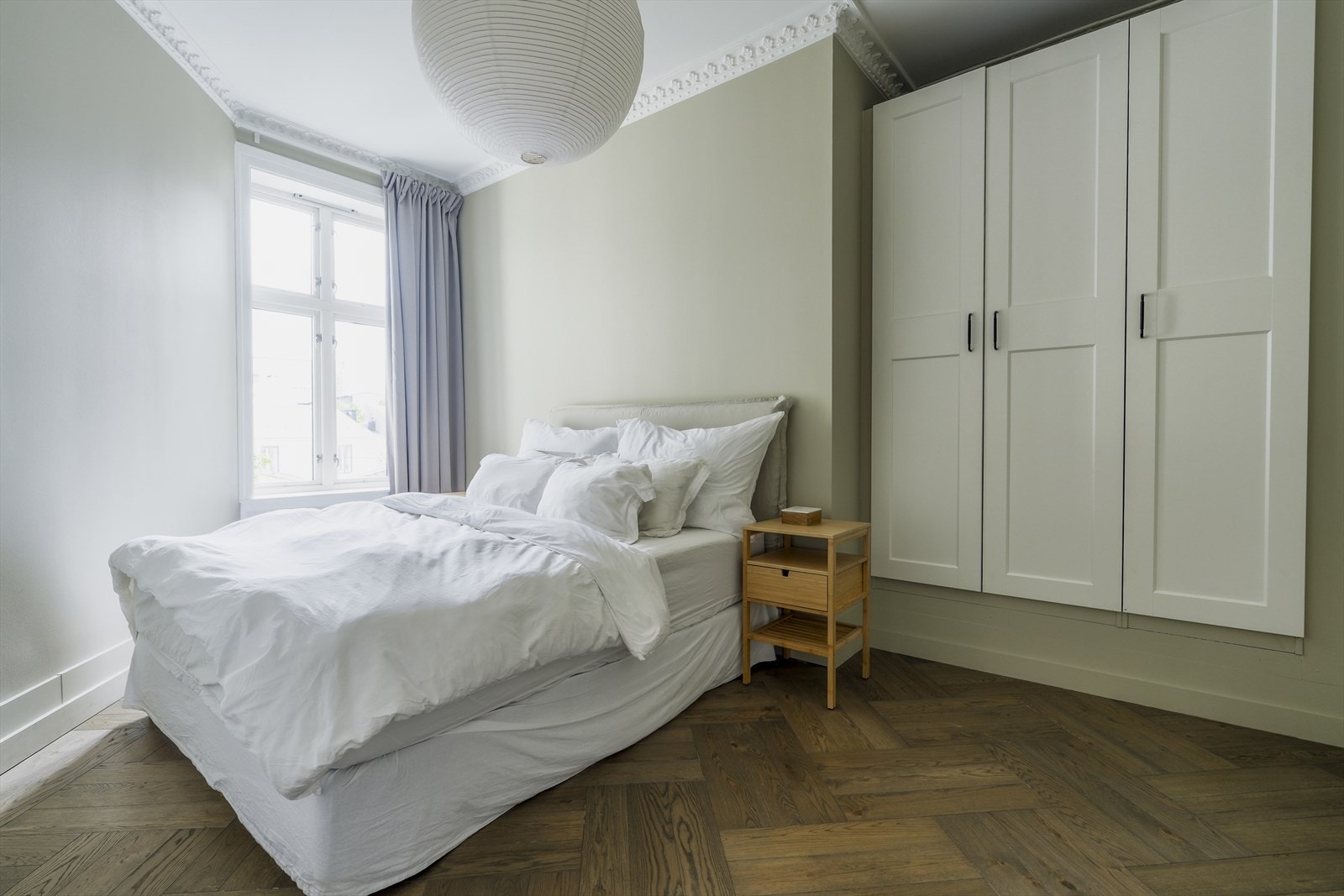 Hovedsoverommet har god plass til dobbelseng og er utstyrt med integrert klesgarderobe for oppbevaring. Galleribilde