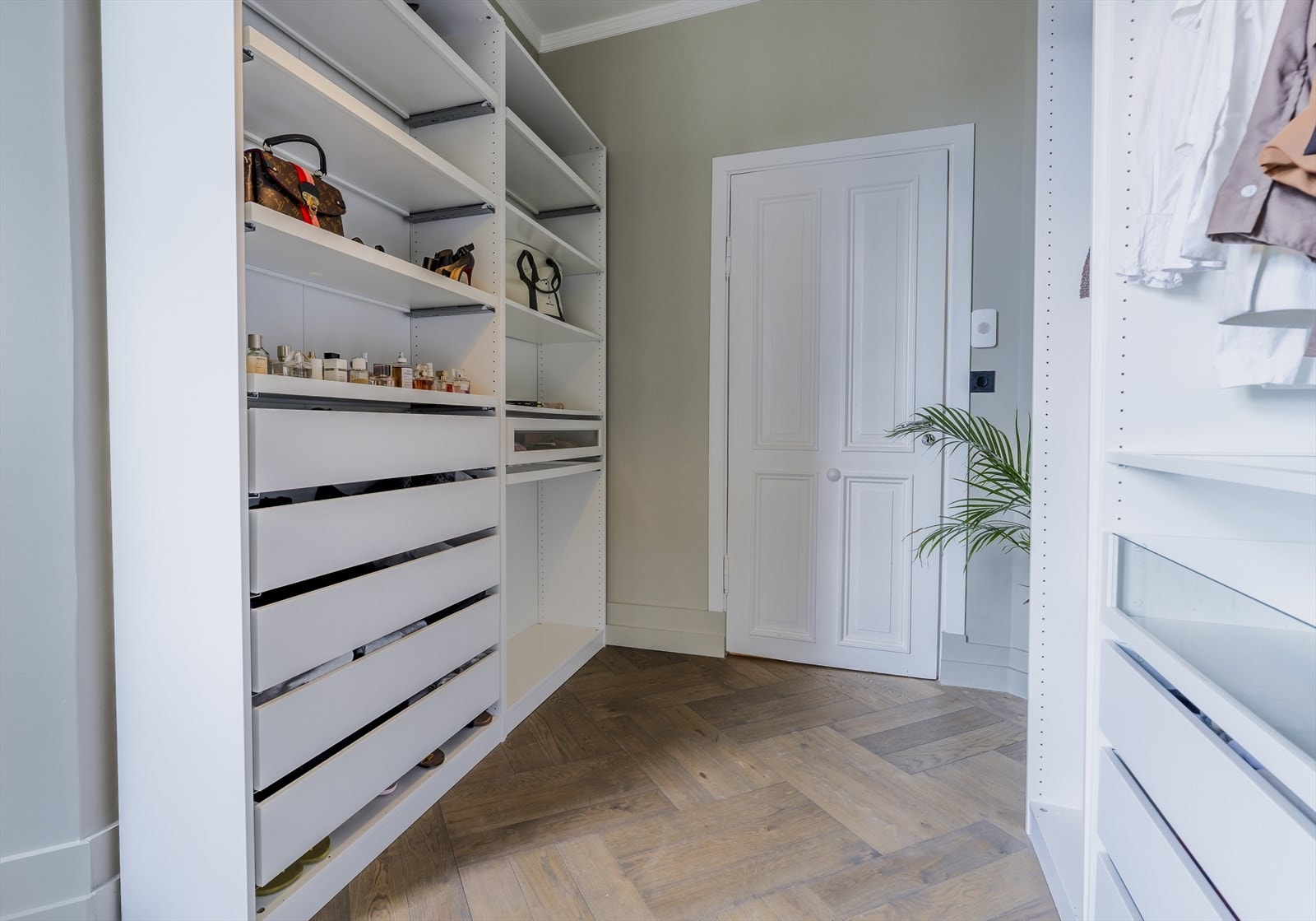 Leiligheten disponerer i tillegg to boder: en på loftet og en i kjelleren. Galleribilde